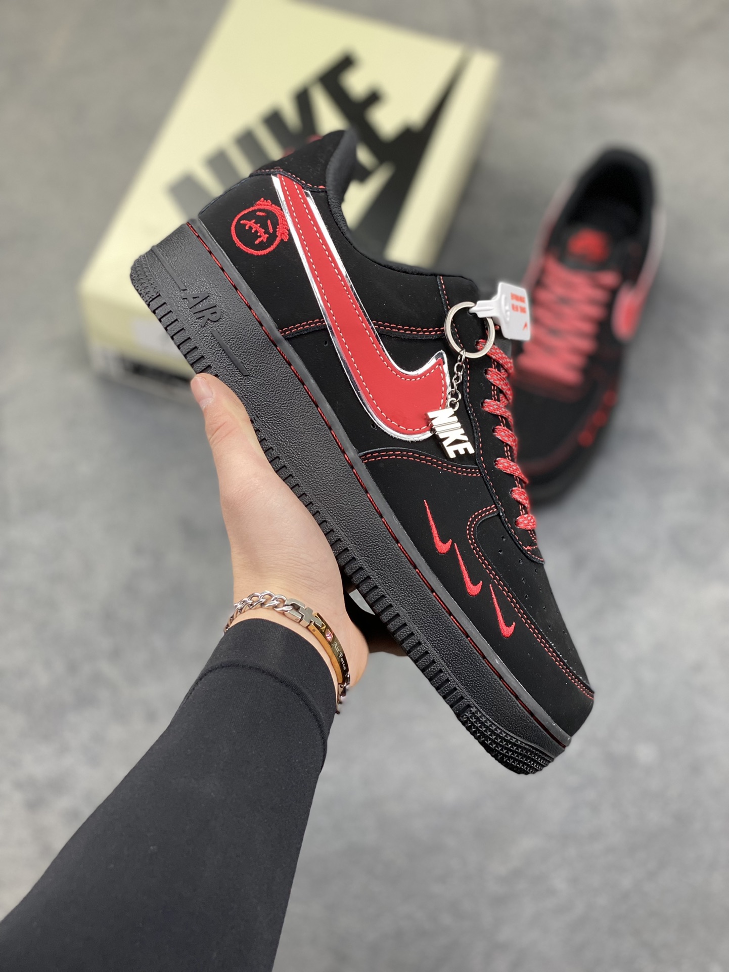 黑红锋芒｜Nike Air Force 1 Low 暗黑红刃款炸街来袭！经典空军一号再出王炸款！这双DD1982-339以黑红为主调，将暗黑酷感与炽热锋芒完美融合，直接刷新街头潮流新高度。鞋身通体采用哑光黑麂皮打造，质感高级又自带低调的酷感，鞋侧的Swoosh以红银撞色呈现，金属质感的轮廓搭配鲜红内里，宛如利刃出鞘般极具视觉冲击力；鞋头处的迷你红色小勾、鞋身的红色刺绣标识，再加上鞋帮处的专属徽章图案，每一处细节都暗藏巧思，让整双鞋的设计感拉满。Air Force 1的经典气垫中底延续了舒适脚感，黑红配色的中底与鞋身呼应，整体造型利落又张扬。不管是搭配黑色系工装裤打造暗黑街头风，还是配破洞牛仔玩转出彩混搭，这双鞋都能成为造型的灵魂亮点，轻松拿捏街头吸睛密码。作为空军一号的个性定制款，它不仅是脚下的穿搭利器，更是潮流玩家表达自我风格的绝佳载体，上脚即解锁独树一帜的潮流态-选品中心