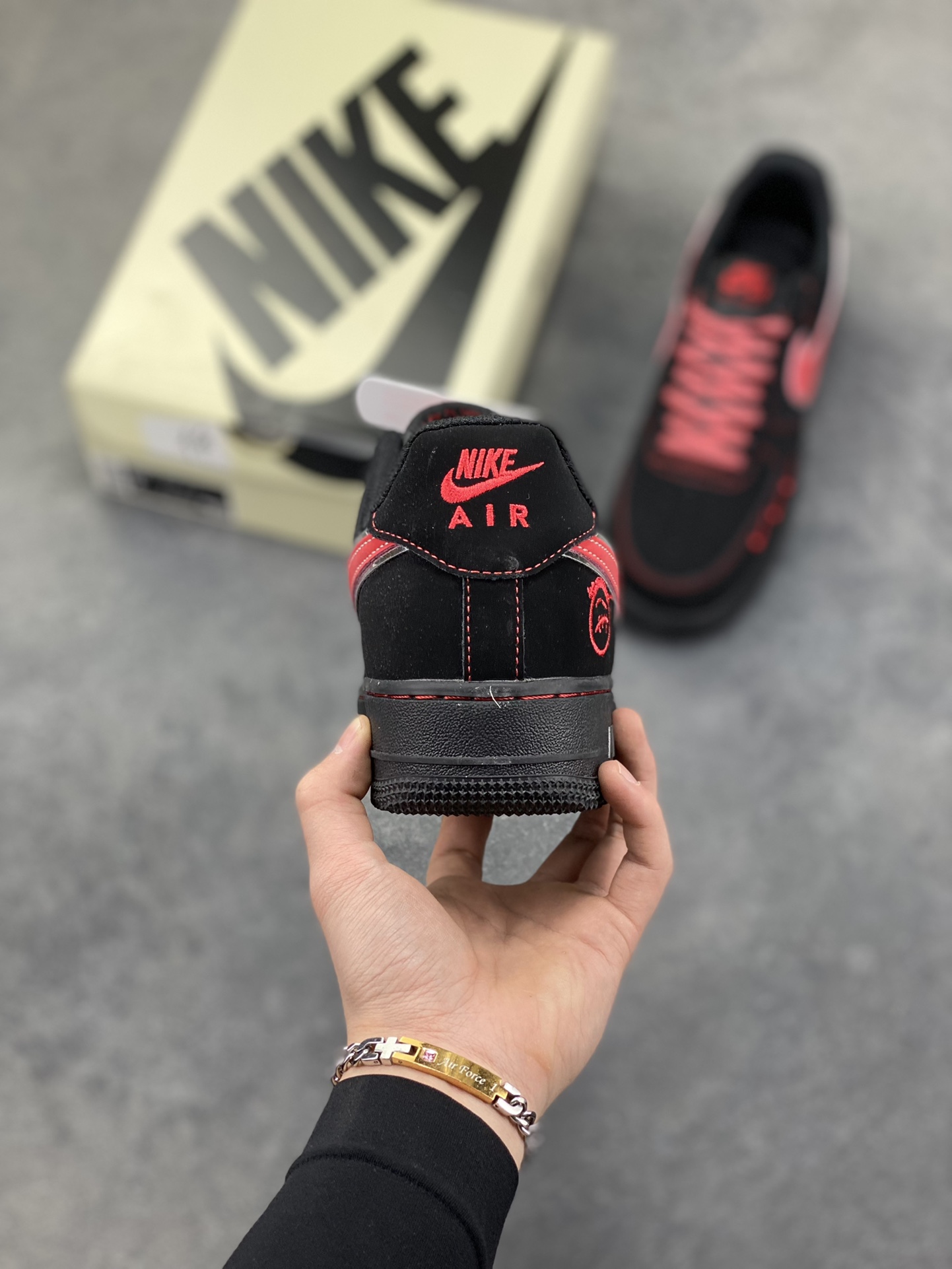图片[4]-黑红锋芒｜Nike Air Force 1 Low 暗黑红刃款炸街来袭！经典空军一号再出王炸款！这双DD1982-339以黑红为主调，将暗黑酷感与炽热锋芒完美融合，直接刷新街头潮流新高度。鞋身通体采用哑光黑麂皮打造，质感高级又自带低调的酷感，鞋侧的Swoosh以红银撞色呈现，金属质感的轮廓搭配鲜红内里，宛如利刃出鞘般极具视觉冲击力；鞋头处的迷你红色小勾、鞋身的红色刺绣标识，再加上鞋帮处的专属徽章图案，每一处细节都暗藏巧思，让整双鞋的设计感拉满。Air Force 1的经典气垫中底延续了舒适脚感，黑红配色的中底与鞋身呼应，整体造型利落又张扬。不管是搭配黑色系工装裤打造暗黑街头风，还是配破洞牛仔玩转出彩混搭，这双鞋都能成为造型的灵魂亮点，轻松拿捏街头吸睛密码。作为空军一号的个性定制款，它不仅是脚下的穿搭利器，更是潮流玩家表达自我风格的绝佳载体，上脚即解锁独树一帜的潮流态-选品中心