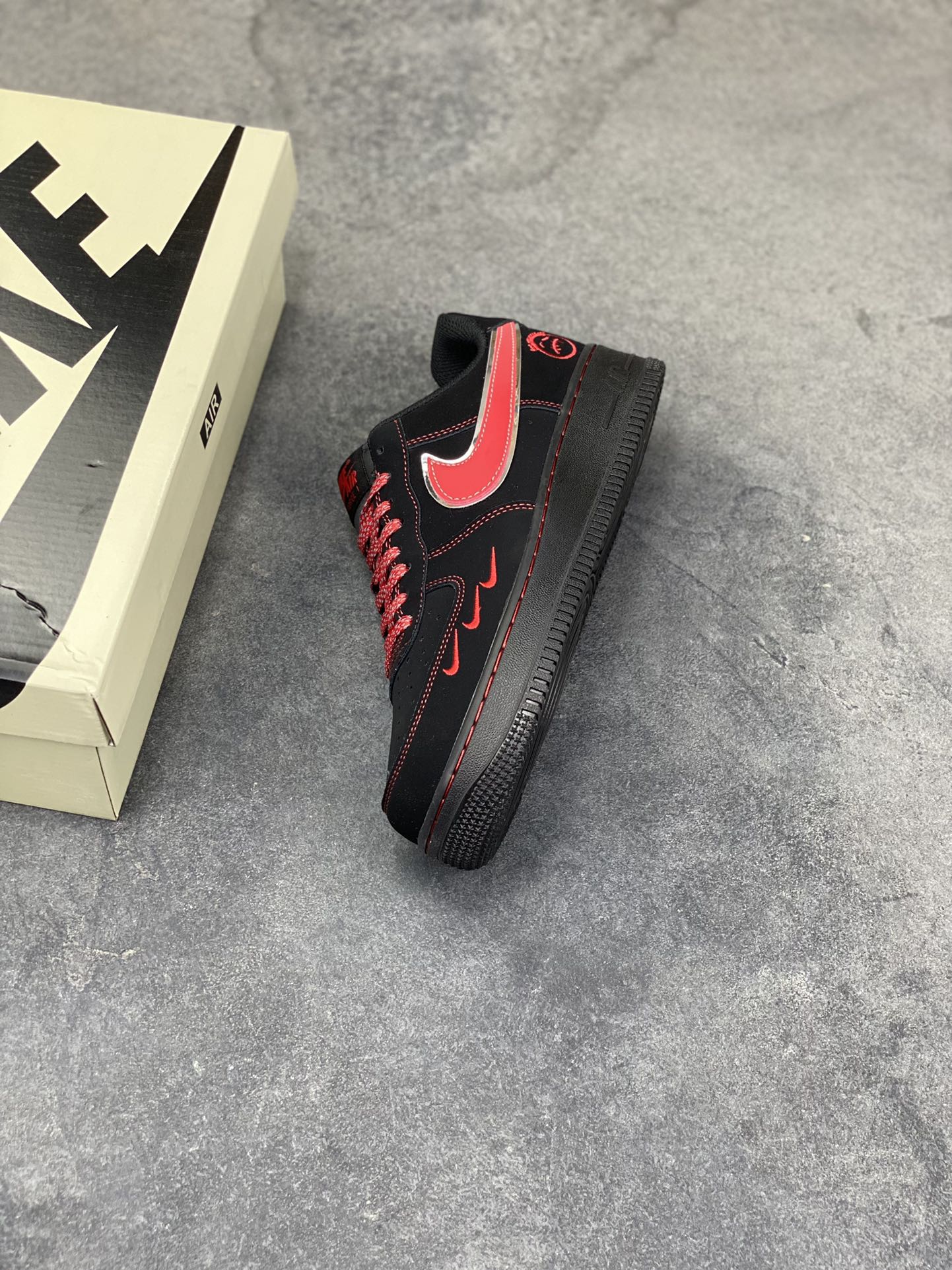 图片[7]-黑红锋芒｜Nike Air Force 1 Low 暗黑红刃款炸街来袭！经典空军一号再出王炸款！这双DD1982-339以黑红为主调，将暗黑酷感与炽热锋芒完美融合，直接刷新街头潮流新高度。鞋身通体采用哑光黑麂皮打造，质感高级又自带低调的酷感，鞋侧的Swoosh以红银撞色呈现，金属质感的轮廓搭配鲜红内里，宛如利刃出鞘般极具视觉冲击力；鞋头处的迷你红色小勾、鞋身的红色刺绣标识，再加上鞋帮处的专属徽章图案，每一处细节都暗藏巧思，让整双鞋的设计感拉满。Air Force 1的经典气垫中底延续了舒适脚感，黑红配色的中底与鞋身呼应，整体造型利落又张扬。不管是搭配黑色系工装裤打造暗黑街头风，还是配破洞牛仔玩转出彩混搭，这双鞋都能成为造型的灵魂亮点，轻松拿捏街头吸睛密码。作为空军一号的个性定制款，它不仅是脚下的穿搭利器，更是潮流玩家表达自我风格的绝佳载体，上脚即解锁独树一帜的潮流态-选品中心