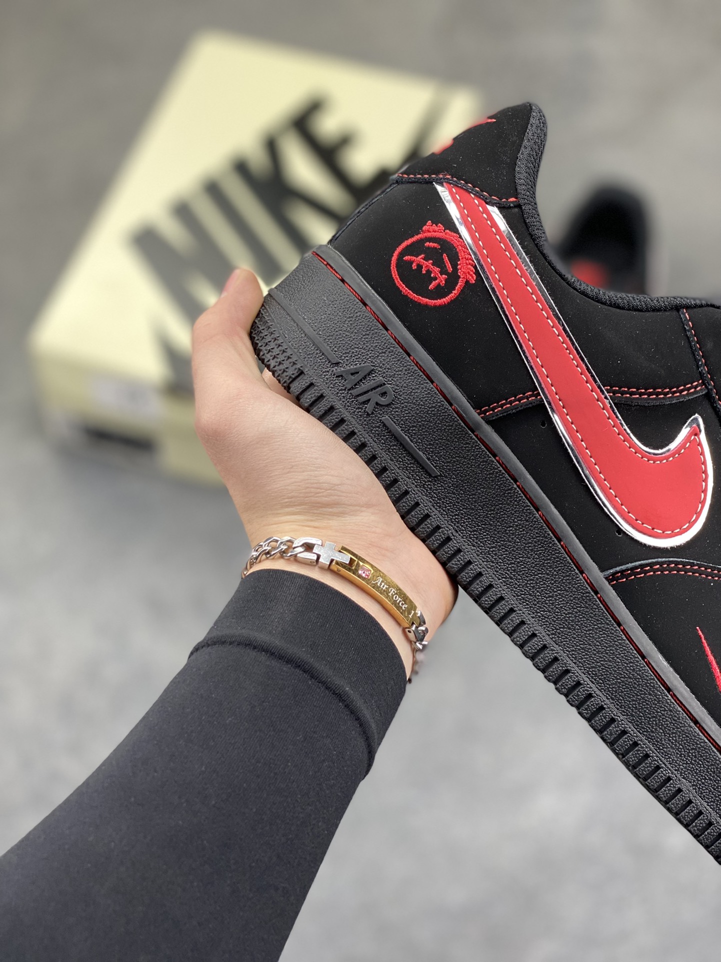 图片[6]-黑红锋芒｜Nike Air Force 1 Low 暗黑红刃款炸街来袭！经典空军一号再出王炸款！这双DD1982-339以黑红为主调，将暗黑酷感与炽热锋芒完美融合，直接刷新街头潮流新高度。鞋身通体采用哑光黑麂皮打造，质感高级又自带低调的酷感，鞋侧的Swoosh以红银撞色呈现，金属质感的轮廓搭配鲜红内里，宛如利刃出鞘般极具视觉冲击力；鞋头处的迷你红色小勾、鞋身的红色刺绣标识，再加上鞋帮处的专属徽章图案，每一处细节都暗藏巧思，让整双鞋的设计感拉满。Air Force 1的经典气垫中底延续了舒适脚感，黑红配色的中底与鞋身呼应，整体造型利落又张扬。不管是搭配黑色系工装裤打造暗黑街头风，还是配破洞牛仔玩转出彩混搭，这双鞋都能成为造型的灵魂亮点，轻松拿捏街头吸睛密码。作为空军一号的个性定制款，它不仅是脚下的穿搭利器，更是潮流玩家表达自我风格的绝佳载体，上脚即解锁独树一帜的潮流态-选品中心