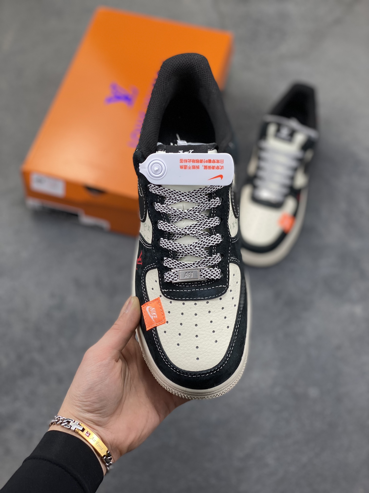 图片[2]-奢潮碰撞｜Nike Air Force 1 Low x LV 联名款炸裂登场！当经典的空军一号遇上顶奢路易威登，这双CX5050-Y41联名鞋款直接拉满潮流与奢华的双重buff！鞋身以黑灰为主调，磨砂皮质的沉稳质感，搭配LV标志性的老花暗纹，低调中暗藏奢牌基因；侧帮的LV字母刺绣、鞋身的OFF-WHITE风格标签，再加上Nike Swoosh的经典轮廓，多元设计元素碰撞出强烈的视觉冲击。 Air Force 1的经典中底搭载气垫科技，兼顾了街头潮流的造型感与日常上脚的舒适度，无论是搭配工装裤打造硬核街头风，还是配休闲装玩转出街look，这双鞋都能成为造型的点睛之笔。奢潮联名的稀缺属性，让它不仅是脚下的穿搭利器，更是潮流玩家收藏清单里的重磅款，入手即解锁顶流穿搭密码！ 尺码：36 36.5 37.5 38 38.5 39 40 40.5 41 42 42.5 43 44 44.5 45-选品中心