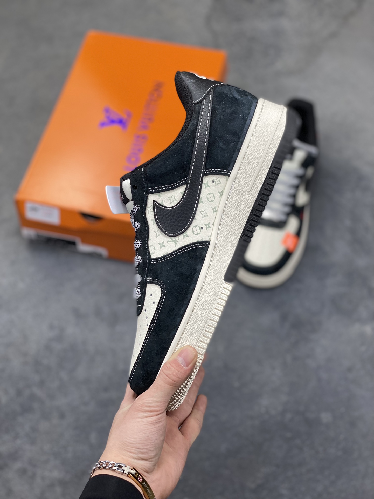 图片[3]-奢潮碰撞｜Nike Air Force 1 Low x LV 联名款炸裂登场！当经典的空军一号遇上顶奢路易威登，这双CX5050-Y41联名鞋款直接拉满潮流与奢华的双重buff！鞋身以黑灰为主调，磨砂皮质的沉稳质感，搭配LV标志性的老花暗纹，低调中暗藏奢牌基因；侧帮的LV字母刺绣、鞋身的OFF-WHITE风格标签，再加上Nike Swoosh的经典轮廓，多元设计元素碰撞出强烈的视觉冲击。 Air Force 1的经典中底搭载气垫科技，兼顾了街头潮流的造型感与日常上脚的舒适度，无论是搭配工装裤打造硬核街头风，还是配休闲装玩转出街look，这双鞋都能成为造型的点睛之笔。奢潮联名的稀缺属性，让它不仅是脚下的穿搭利器，更是潮流玩家收藏清单里的重磅款，入手即解锁顶流穿搭密码！ 尺码：36 36.5 37.5 38 38.5 39 40 40.5 41 42 42.5 43 44 44.5 45-选品中心