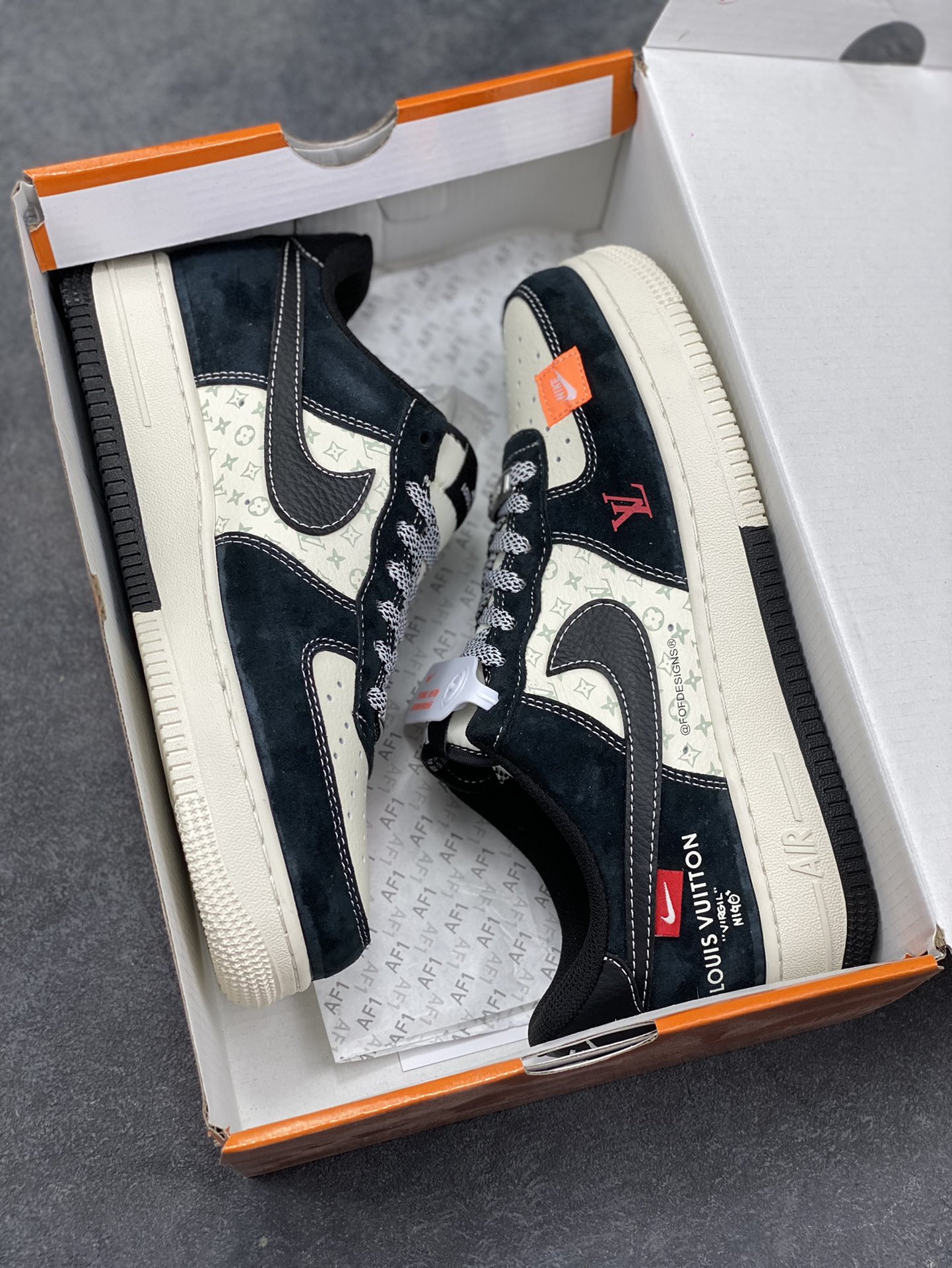 图片[9]-奢潮碰撞｜Nike Air Force 1 Low x LV 联名款炸裂登场！当经典的空军一号遇上顶奢路易威登，这双CX5050-Y41联名鞋款直接拉满潮流与奢华的双重buff！鞋身以黑灰为主调，磨砂皮质的沉稳质感，搭配LV标志性的老花暗纹，低调中暗藏奢牌基因；侧帮的LV字母刺绣、鞋身的OFF-WHITE风格标签，再加上Nike Swoosh的经典轮廓，多元设计元素碰撞出强烈的视觉冲击。 Air Force 1的经典中底搭载气垫科技，兼顾了街头潮流的造型感与日常上脚的舒适度，无论是搭配工装裤打造硬核街头风，还是配休闲装玩转出街look，这双鞋都能成为造型的点睛之笔。奢潮联名的稀缺属性，让它不仅是脚下的穿搭利器，更是潮流玩家收藏清单里的重磅款，入手即解锁顶流穿搭密码！ 尺码：36 36.5 37.5 38 38.5 39 40 40.5 41 42 42.5 43 44 44.5 45-选品中心