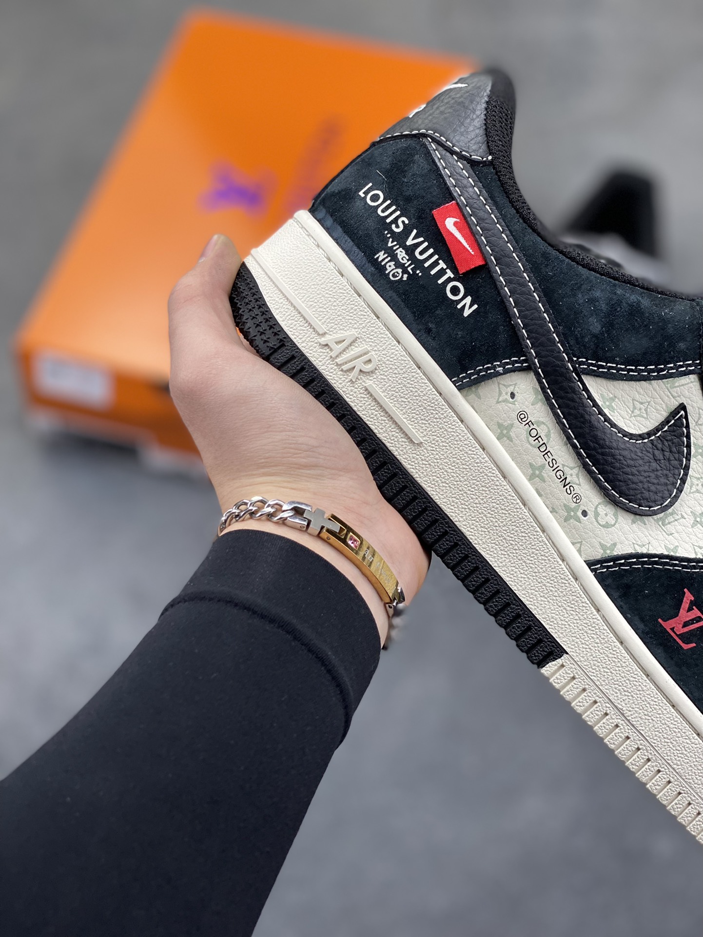 图片[6]-奢潮碰撞｜Nike Air Force 1 Low x LV 联名款炸裂登场！当经典的空军一号遇上顶奢路易威登，这双CX5050-Y41联名鞋款直接拉满潮流与奢华的双重buff！鞋身以黑灰为主调，磨砂皮质的沉稳质感，搭配LV标志性的老花暗纹，低调中暗藏奢牌基因；侧帮的LV字母刺绣、鞋身的OFF-WHITE风格标签，再加上Nike Swoosh的经典轮廓，多元设计元素碰撞出强烈的视觉冲击。 Air Force 1的经典中底搭载气垫科技，兼顾了街头潮流的造型感与日常上脚的舒适度，无论是搭配工装裤打造硬核街头风，还是配休闲装玩转出街look，这双鞋都能成为造型的点睛之笔。奢潮联名的稀缺属性，让它不仅是脚下的穿搭利器，更是潮流玩家收藏清单里的重磅款，入手即解锁顶流穿搭密码！ 尺码：36 36.5 37.5 38 38.5 39 40 40.5 41 42 42.5 43 44 44.5 45-选品中心