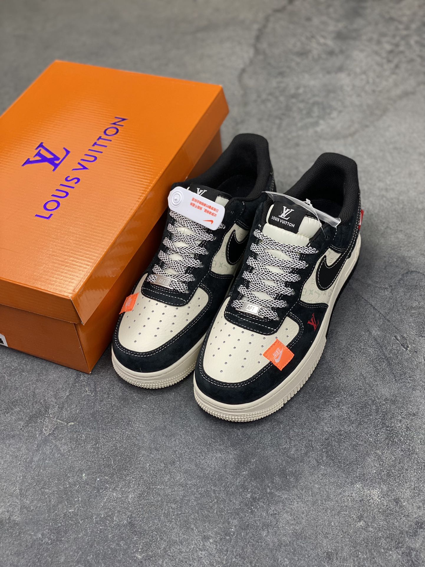 图片[8]-奢潮碰撞｜Nike Air Force 1 Low x LV 联名款炸裂登场！当经典的空军一号遇上顶奢路易威登，这双CX5050-Y41联名鞋款直接拉满潮流与奢华的双重buff！鞋身以黑灰为主调，磨砂皮质的沉稳质感，搭配LV标志性的老花暗纹，低调中暗藏奢牌基因；侧帮的LV字母刺绣、鞋身的OFF-WHITE风格标签，再加上Nike Swoosh的经典轮廓，多元设计元素碰撞出强烈的视觉冲击。 Air Force 1的经典中底搭载气垫科技，兼顾了街头潮流的造型感与日常上脚的舒适度，无论是搭配工装裤打造硬核街头风，还是配休闲装玩转出街look，这双鞋都能成为造型的点睛之笔。奢潮联名的稀缺属性，让它不仅是脚下的穿搭利器，更是潮流玩家收藏清单里的重磅款，入手即解锁顶流穿搭密码！ 尺码：36 36.5 37.5 38 38.5 39 40 40.5 41 42 42.5 43 44 44.5 45-选品中心