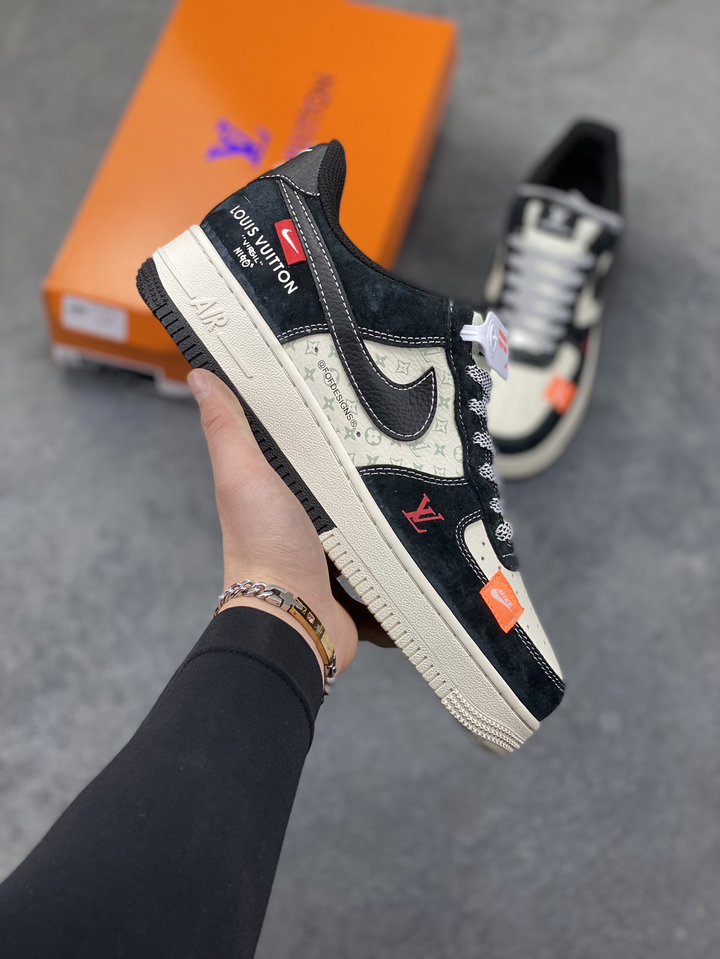 奢潮碰撞｜Nike Air Force 1 Low x LV 联名款炸裂登场！当经典的空军一号遇上顶奢路易威登，这双CX5050-Y41联名鞋款直接拉满潮流与奢华的双重buff！鞋身以黑灰为主调，磨砂皮质的沉稳质感，搭配LV标志性的老花暗纹，低调中暗藏奢牌基因；侧帮的LV字母刺绣、鞋身的OFF-WHITE风格标签，再加上Nike Swoosh的经典轮廓，多元设计元素碰撞出强烈的视觉冲击。 Air Force 1的经典中底搭载气垫科技，兼顾了街头潮流的造型感与日常上脚的舒适度，无论是搭配工装裤打造硬核街头风，还是配休闲装玩转出街look，这双鞋都能成为造型的点睛之笔。奢潮联名的稀缺属性，让它不仅是脚下的穿搭利器，更是潮流玩家收藏清单里的重磅款，入手即解锁顶流穿搭密码！ 尺码：36 36.5 37.5 38 38.5 39 40 40.5 41 42 42.5 43 44 44.5 45-选品中心