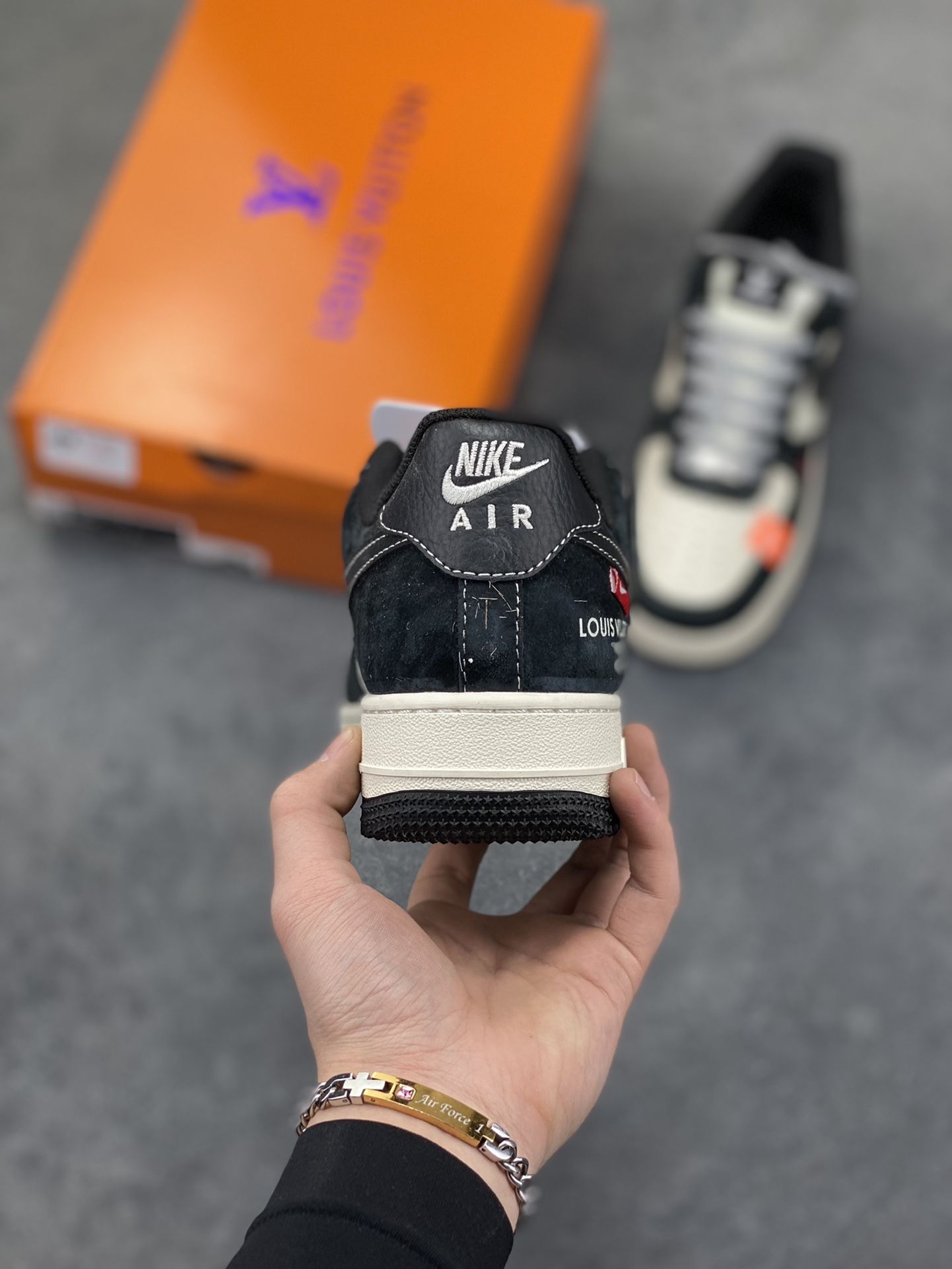 图片[4]-奢潮碰撞｜Nike Air Force 1 Low x LV 联名款炸裂登场！当经典的空军一号遇上顶奢路易威登，这双CX5050-Y41联名鞋款直接拉满潮流与奢华的双重buff！鞋身以黑灰为主调，磨砂皮质的沉稳质感，搭配LV标志性的老花暗纹，低调中暗藏奢牌基因；侧帮的LV字母刺绣、鞋身的OFF-WHITE风格标签，再加上Nike Swoosh的经典轮廓，多元设计元素碰撞出强烈的视觉冲击。 Air Force 1的经典中底搭载气垫科技，兼顾了街头潮流的造型感与日常上脚的舒适度，无论是搭配工装裤打造硬核街头风，还是配休闲装玩转出街look，这双鞋都能成为造型的点睛之笔。奢潮联名的稀缺属性，让它不仅是脚下的穿搭利器，更是潮流玩家收藏清单里的重磅款，入手即解锁顶流穿搭密码！ 尺码：36 36.5 37.5 38 38.5 39 40 40.5 41 42 42.5 43 44 44.5 45-选品中心