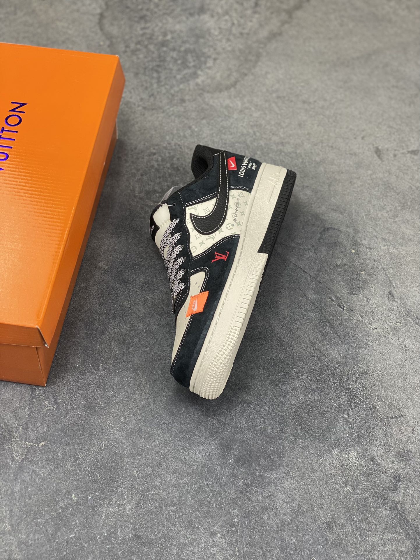 图片[7]-奢潮碰撞｜Nike Air Force 1 Low x LV 联名款炸裂登场！当经典的空军一号遇上顶奢路易威登，这双CX5050-Y41联名鞋款直接拉满潮流与奢华的双重buff！鞋身以黑灰为主调，磨砂皮质的沉稳质感，搭配LV标志性的老花暗纹，低调中暗藏奢牌基因；侧帮的LV字母刺绣、鞋身的OFF-WHITE风格标签，再加上Nike Swoosh的经典轮廓，多元设计元素碰撞出强烈的视觉冲击。 Air Force 1的经典中底搭载气垫科技，兼顾了街头潮流的造型感与日常上脚的舒适度，无论是搭配工装裤打造硬核街头风，还是配休闲装玩转出街look，这双鞋都能成为造型的点睛之笔。奢潮联名的稀缺属性，让它不仅是脚下的穿搭利器，更是潮流玩家收藏清单里的重磅款，入手即解锁顶流穿搭密码！ 尺码：36 36.5 37.5 38 38.5 39 40 40.5 41 42 42.5 43 44 44.5 45-选品中心