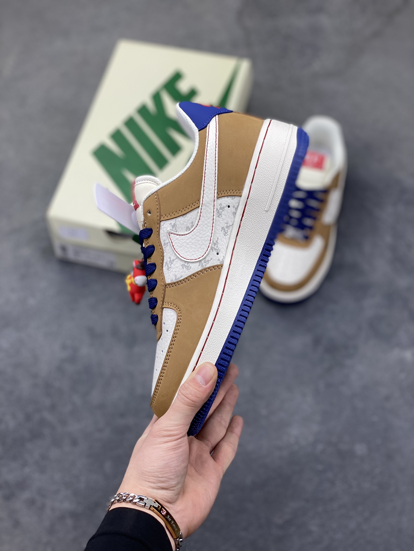 图片[3]-NIke Air Force 1 ‘07 Low “马年限定—马到成功” 空军一号低帮 运动鞋 休闲鞋 高级夜光效果 折边针车 工艺难度大 原楦头原纸板 高端定制鞋盒 原厂鞋底 超高清洁度 细节完美 货号：NH0601-505 尺码：36 36.5 37.5 38 38.5 39 40 40.5 41 42 42.5 43 44 44.5 45-选品中心