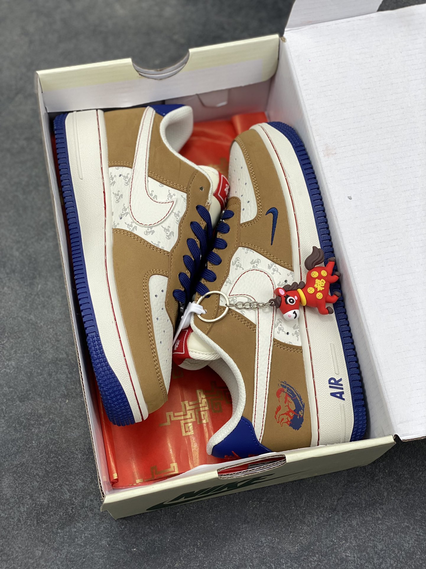 图片[9]-NIke Air Force 1 ‘07 Low “马年限定—马到成功” 空军一号低帮 运动鞋 休闲鞋 高级夜光效果 折边针车 工艺难度大 原楦头原纸板 高端定制鞋盒 原厂鞋底 超高清洁度 细节完美 货号：NH0601-505 尺码：36 36.5 37.5 38 38.5 39 40 40.5 41 42 42.5 43 44 44.5 45-选品中心