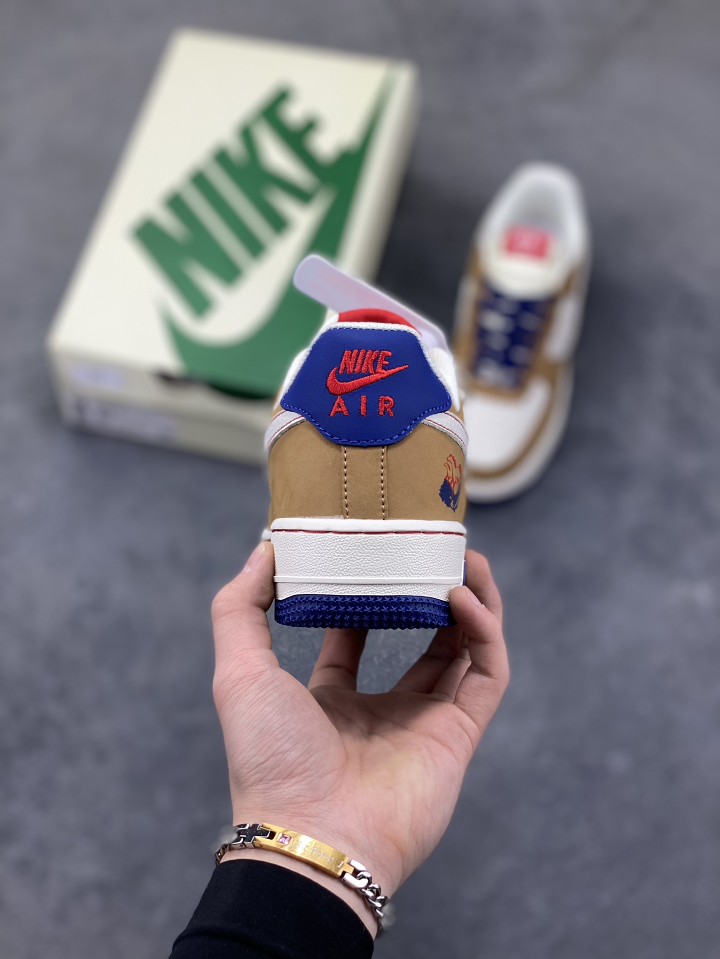 图片[4]-NIke Air Force 1 ‘07 Low “马年限定—马到成功” 空军一号低帮 运动鞋 休闲鞋 高级夜光效果 折边针车 工艺难度大 原楦头原纸板 高端定制鞋盒 原厂鞋底 超高清洁度 细节完美 货号：NH0601-505 尺码：36 36.5 37.5 38 38.5 39 40 40.5 41 42 42.5 43 44 44.5 45-选品中心