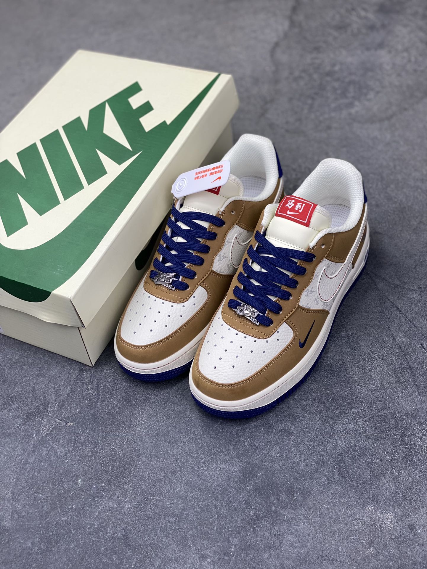 图片[8]-NIke Air Force 1 ‘07 Low “马年限定—马到成功” 空军一号低帮 运动鞋 休闲鞋 高级夜光效果 折边针车 工艺难度大 原楦头原纸板 高端定制鞋盒 原厂鞋底 超高清洁度 细节完美 货号：NH0601-505 尺码：36 36.5 37.5 38 38.5 39 40 40.5 41 42 42.5 43 44 44.5 45-选品中心