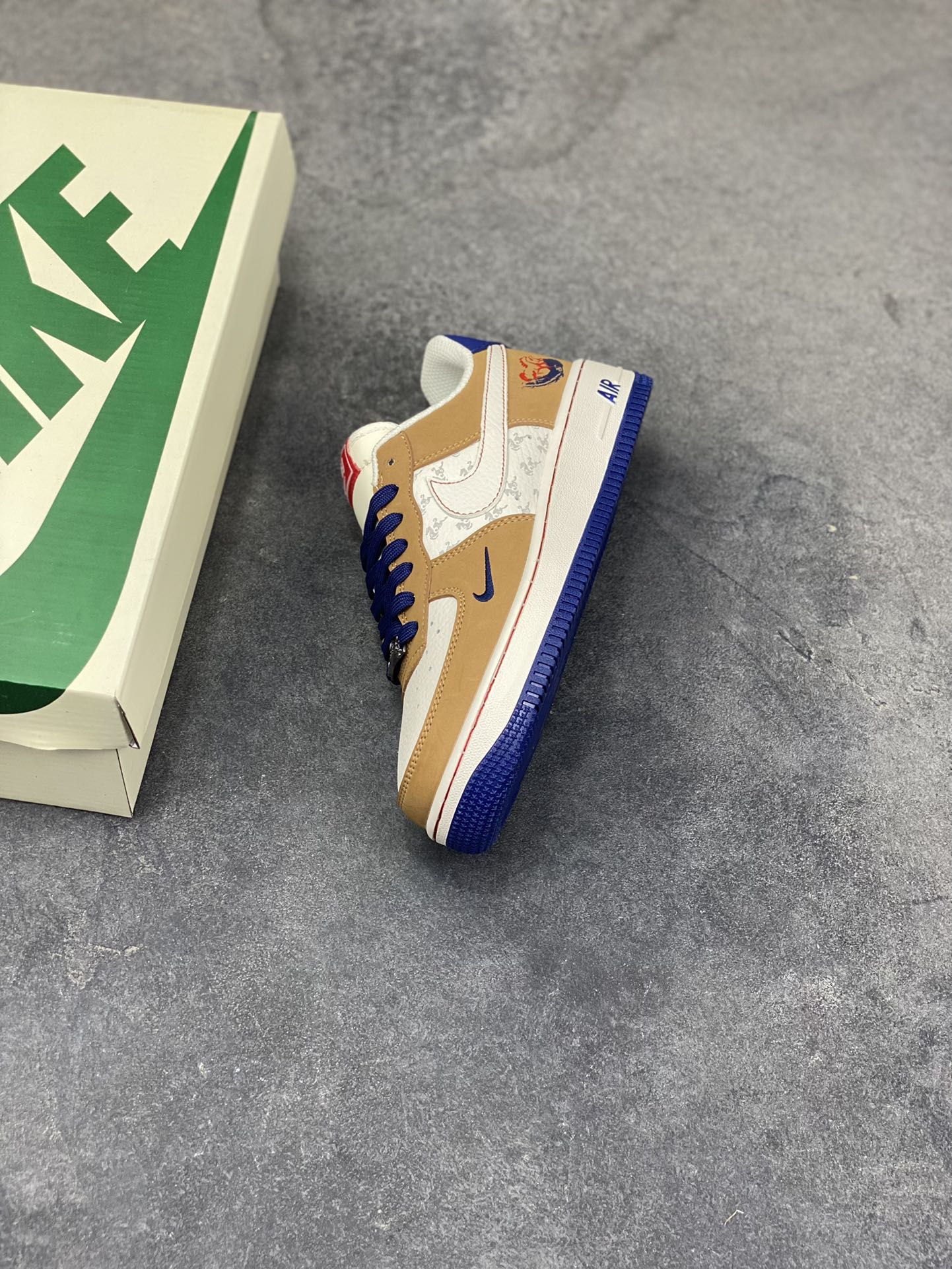 图片[7]-NIke Air Force 1 ‘07 Low “马年限定—马到成功” 空军一号低帮 运动鞋 休闲鞋 高级夜光效果 折边针车 工艺难度大 原楦头原纸板 高端定制鞋盒 原厂鞋底 超高清洁度 细节完美 货号：NH0601-505 尺码：36 36.5 37.5 38 38.5 39 40 40.5 41 42 42.5 43 44 44.5 45-选品中心