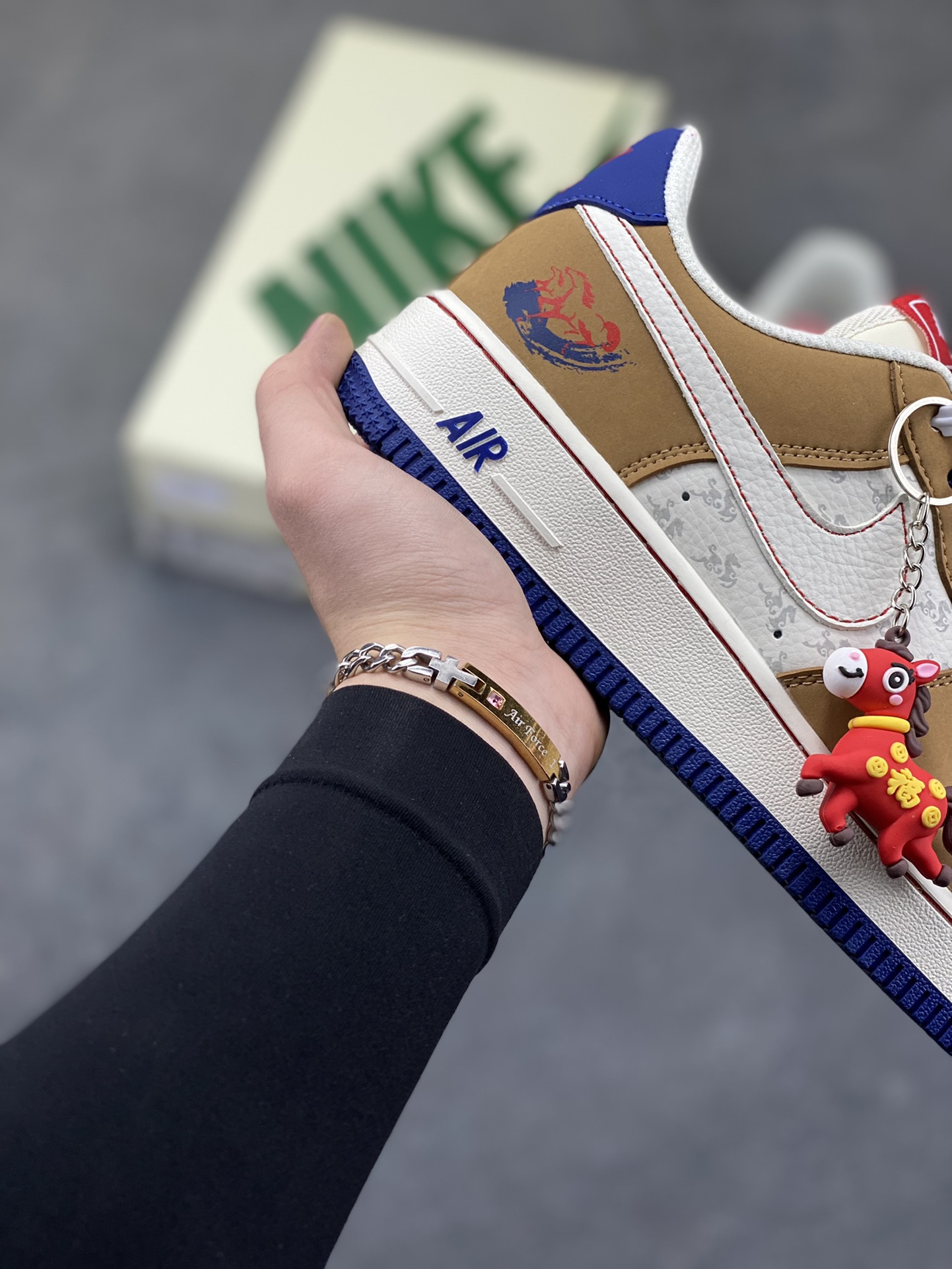 图片[6]-NIke Air Force 1 ‘07 Low “马年限定—马到成功” 空军一号低帮 运动鞋 休闲鞋 高级夜光效果 折边针车 工艺难度大 原楦头原纸板 高端定制鞋盒 原厂鞋底 超高清洁度 细节完美 货号：NH0601-505 尺码：36 36.5 37.5 38 38.5 39 40 40.5 41 42 42.5 43 44 44.5 45-选品中心