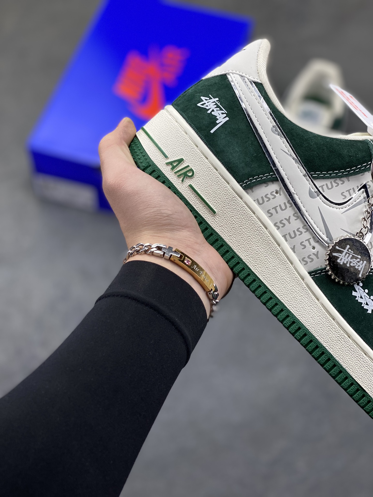 图片[6]-街头联名天花板｜Nike Air Force 1 Low x Stüssy 墨绿款潮范拉满！当Nike经典空军一号遇上街头潮牌Stüssy，这双SY1388-023联名款直接把美式街头风焊在脚下，成为潮流圈的新晋“宝藏鞋款”！ 鞋身以墨绿麂皮为主调，质感细腻又自带复古腔调，鞋头与鞋侧拼接印有Stüssy标志性字母的印花材质，潮牌基因直接拉满；鞋侧的Nike Swoosh以白绿双色呼应鞋身，搭配鞋帮处的Stüssy手写体刺绣，再加上鞋带上的金属吊牌装饰，每一处细节都透着联名款的独特质感，让整双鞋的设计感与辨识度双双拉满。Air Force 1的经典气垫中底延续了舒适脚感，米白中底搭配墨绿包边，与鞋身色彩完美呼应，上脚既保证了日常穿搭的舒适度，又能轻松驾驭各种风格。不管是搭配工装裤打造硬核美式街头风，还是配休闲卫裤玩转慵懒潮范，这双鞋都能成为造型的点睛之笔，瞬间提升穿搭的潮酷指数。作为Nike与Stüssy的重磅联名款，它不仅是脚下的穿搭利器，更是街头潮流爱好者的收藏佳品，入手即解锁纯正的美式街头潮流密码！-选品中心