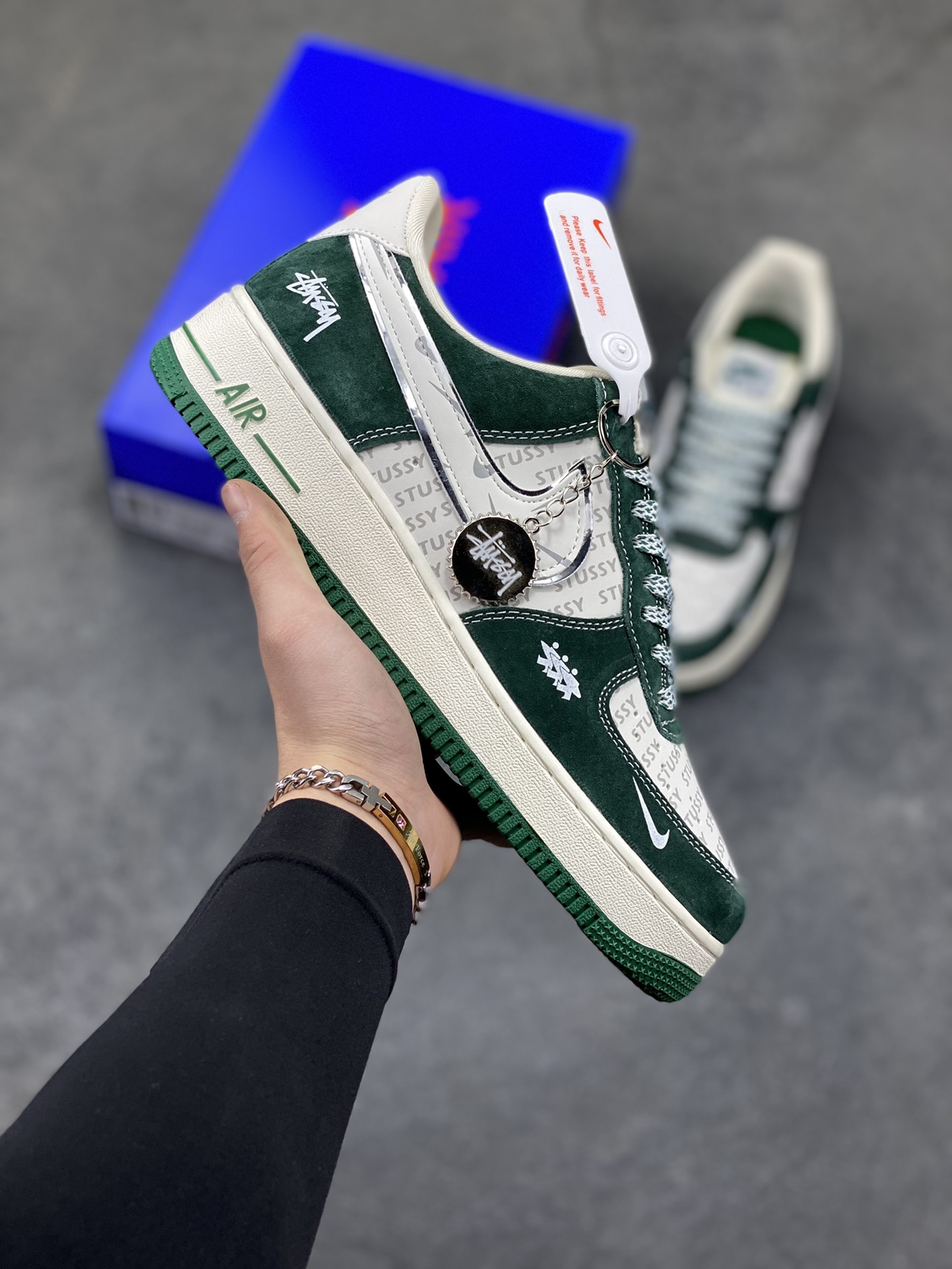 街头联名天花板｜Nike Air Force 1 Low x Stüssy 墨绿款潮范拉满！当Nike经典空军一号遇上街头潮牌Stüssy，这双SY1388-023联名款直接把美式街头风焊在脚下，成为潮流圈的新晋“宝藏鞋款”！ 鞋身以墨绿麂皮为主调，质感细腻又自带复古腔调，鞋头与鞋侧拼接印有Stüssy标志性字母的印花材质，潮牌基因直接拉满；鞋侧的Nike Swoosh以白绿双色呼应鞋身，搭配鞋帮处的Stüssy手写体刺绣，再加上鞋带上的金属吊牌装饰，每一处细节都透着联名款的独特质感，让整双鞋的设计感与辨识度双双拉满。Air Force 1的经典气垫中底延续了舒适脚感，米白中底搭配墨绿包边，与鞋身色彩完美呼应，上脚既保证了日常穿搭的舒适度，又能轻松驾驭各种风格。不管是搭配工装裤打造硬核美式街头风，还是配休闲卫裤玩转慵懒潮范，这双鞋都能成为造型的点睛之笔，瞬间提升穿搭的潮酷指数。作为Nike与Stüssy的重磅联名款，它不仅是脚下的穿搭利器，更是街头潮流爱好者的收藏佳品，入手即解锁纯正的美式街头潮流密码！-选品中心