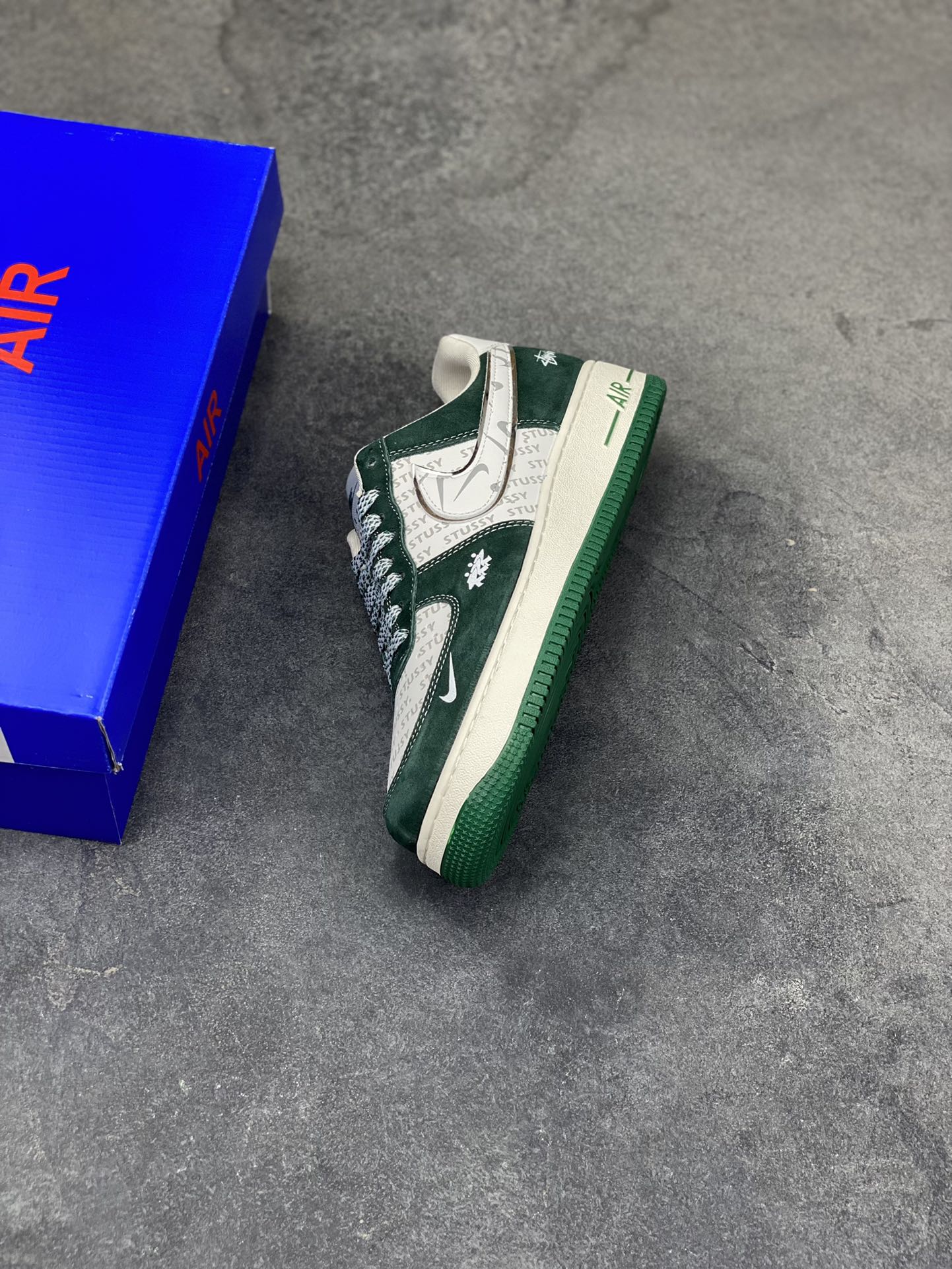 图片[7]-街头联名天花板｜Nike Air Force 1 Low x Stüssy 墨绿款潮范拉满！当Nike经典空军一号遇上街头潮牌Stüssy，这双SY1388-023联名款直接把美式街头风焊在脚下，成为潮流圈的新晋“宝藏鞋款”！ 鞋身以墨绿麂皮为主调，质感细腻又自带复古腔调，鞋头与鞋侧拼接印有Stüssy标志性字母的印花材质，潮牌基因直接拉满；鞋侧的Nike Swoosh以白绿双色呼应鞋身，搭配鞋帮处的Stüssy手写体刺绣，再加上鞋带上的金属吊牌装饰，每一处细节都透着联名款的独特质感，让整双鞋的设计感与辨识度双双拉满。Air Force 1的经典气垫中底延续了舒适脚感，米白中底搭配墨绿包边，与鞋身色彩完美呼应，上脚既保证了日常穿搭的舒适度，又能轻松驾驭各种风格。不管是搭配工装裤打造硬核美式街头风，还是配休闲卫裤玩转慵懒潮范，这双鞋都能成为造型的点睛之笔，瞬间提升穿搭的潮酷指数。作为Nike与Stüssy的重磅联名款，它不仅是脚下的穿搭利器，更是街头潮流爱好者的收藏佳品，入手即解锁纯正的美式街头潮流密码！-选品中心