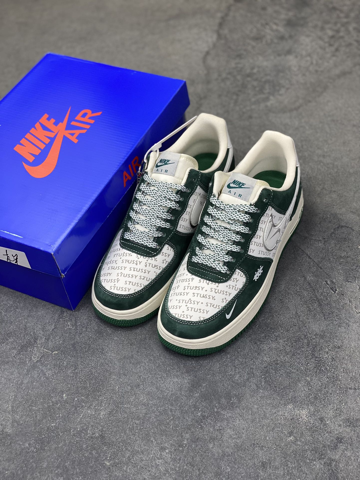 图片[8]-街头联名天花板｜Nike Air Force 1 Low x Stüssy 墨绿款潮范拉满！当Nike经典空军一号遇上街头潮牌Stüssy，这双SY1388-023联名款直接把美式街头风焊在脚下，成为潮流圈的新晋“宝藏鞋款”！ 鞋身以墨绿麂皮为主调，质感细腻又自带复古腔调，鞋头与鞋侧拼接印有Stüssy标志性字母的印花材质，潮牌基因直接拉满；鞋侧的Nike Swoosh以白绿双色呼应鞋身，搭配鞋帮处的Stüssy手写体刺绣，再加上鞋带上的金属吊牌装饰，每一处细节都透着联名款的独特质感，让整双鞋的设计感与辨识度双双拉满。Air Force 1的经典气垫中底延续了舒适脚感，米白中底搭配墨绿包边，与鞋身色彩完美呼应，上脚既保证了日常穿搭的舒适度，又能轻松驾驭各种风格。不管是搭配工装裤打造硬核美式街头风，还是配休闲卫裤玩转慵懒潮范，这双鞋都能成为造型的点睛之笔，瞬间提升穿搭的潮酷指数。作为Nike与Stüssy的重磅联名款，它不仅是脚下的穿搭利器，更是街头潮流爱好者的收藏佳品，入手即解锁纯正的美式街头潮流密码！-选品中心