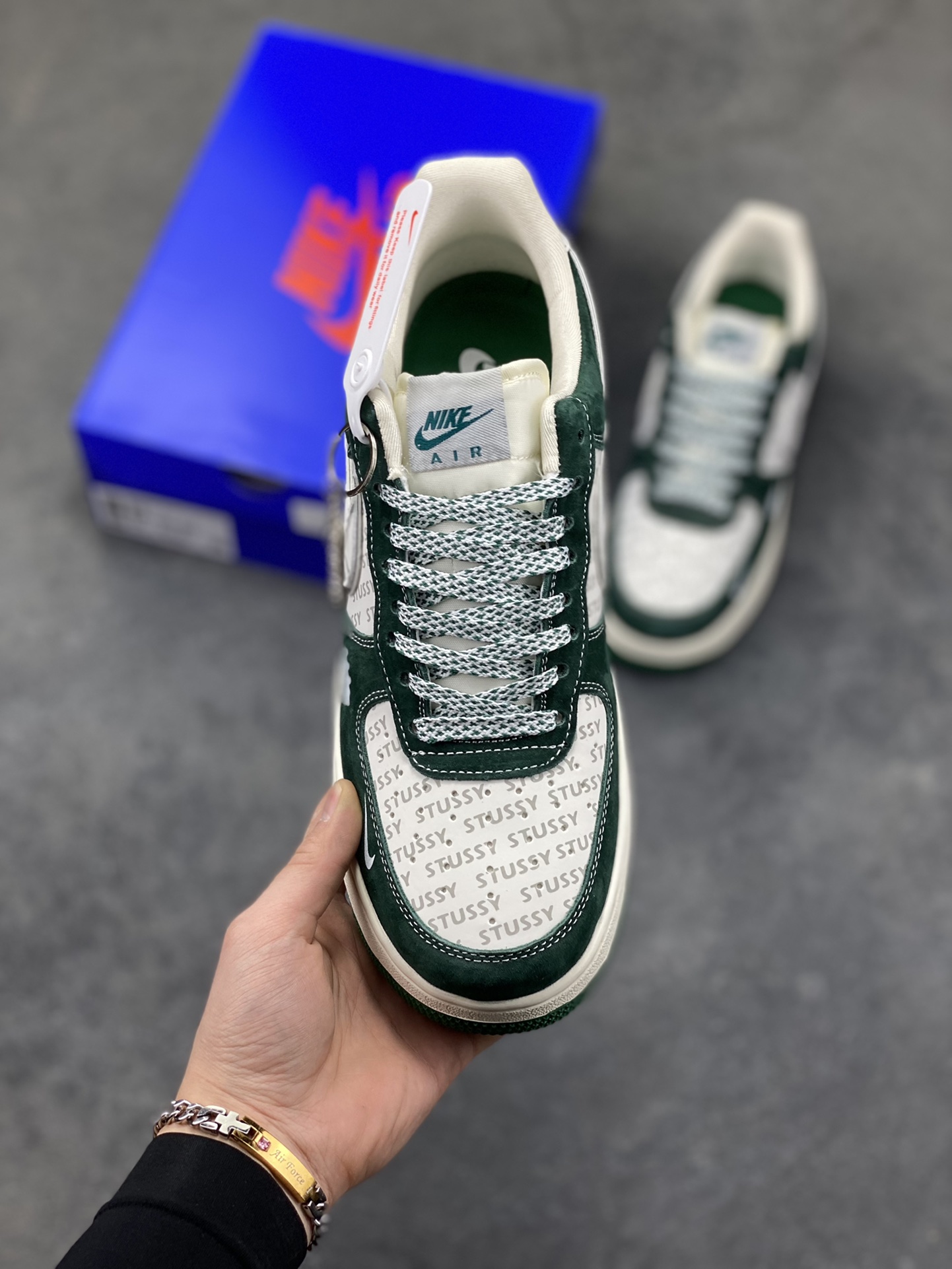 图片[2]-街头联名天花板｜Nike Air Force 1 Low x Stüssy 墨绿款潮范拉满！当Nike经典空军一号遇上街头潮牌Stüssy，这双SY1388-023联名款直接把美式街头风焊在脚下，成为潮流圈的新晋“宝藏鞋款”！ 鞋身以墨绿麂皮为主调，质感细腻又自带复古腔调，鞋头与鞋侧拼接印有Stüssy标志性字母的印花材质，潮牌基因直接拉满；鞋侧的Nike Swoosh以白绿双色呼应鞋身，搭配鞋帮处的Stüssy手写体刺绣，再加上鞋带上的金属吊牌装饰，每一处细节都透着联名款的独特质感，让整双鞋的设计感与辨识度双双拉满。Air Force 1的经典气垫中底延续了舒适脚感，米白中底搭配墨绿包边，与鞋身色彩完美呼应，上脚既保证了日常穿搭的舒适度，又能轻松驾驭各种风格。不管是搭配工装裤打造硬核美式街头风，还是配休闲卫裤玩转慵懒潮范，这双鞋都能成为造型的点睛之笔，瞬间提升穿搭的潮酷指数。作为Nike与Stüssy的重磅联名款，它不仅是脚下的穿搭利器，更是街头潮流爱好者的收藏佳品，入手即解锁纯正的美式街头潮流密码！-选品中心
