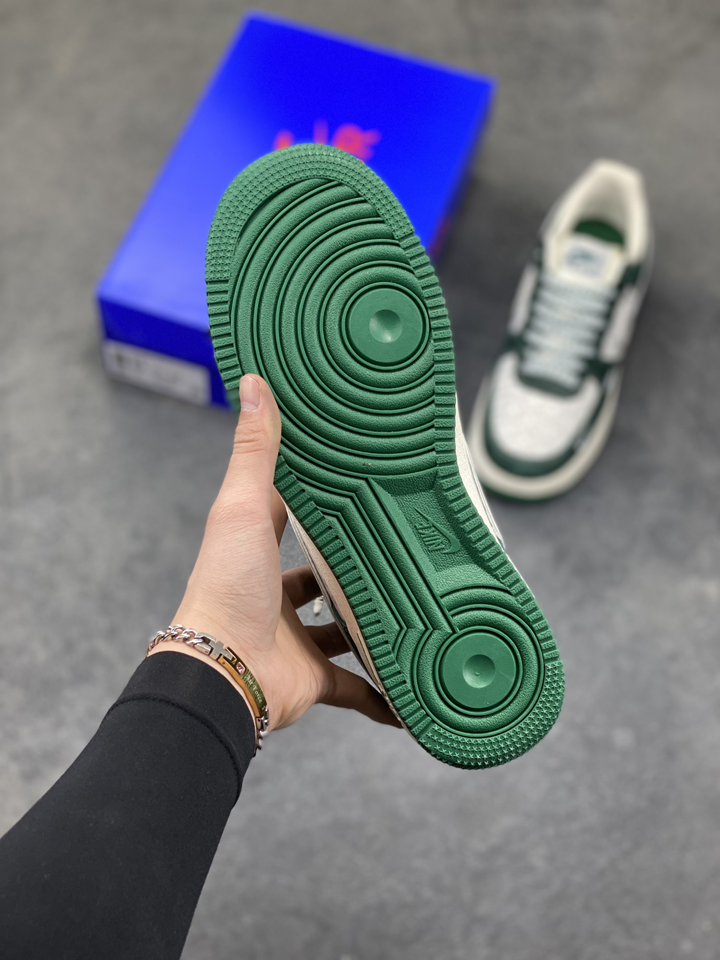 图片[5]-街头联名天花板｜Nike Air Force 1 Low x Stüssy 墨绿款潮范拉满！当Nike经典空军一号遇上街头潮牌Stüssy，这双SY1388-023联名款直接把美式街头风焊在脚下，成为潮流圈的新晋“宝藏鞋款”！ 鞋身以墨绿麂皮为主调，质感细腻又自带复古腔调，鞋头与鞋侧拼接印有Stüssy标志性字母的印花材质，潮牌基因直接拉满；鞋侧的Nike Swoosh以白绿双色呼应鞋身，搭配鞋帮处的Stüssy手写体刺绣，再加上鞋带上的金属吊牌装饰，每一处细节都透着联名款的独特质感，让整双鞋的设计感与辨识度双双拉满。Air Force 1的经典气垫中底延续了舒适脚感，米白中底搭配墨绿包边，与鞋身色彩完美呼应，上脚既保证了日常穿搭的舒适度，又能轻松驾驭各种风格。不管是搭配工装裤打造硬核美式街头风，还是配休闲卫裤玩转慵懒潮范，这双鞋都能成为造型的点睛之笔，瞬间提升穿搭的潮酷指数。作为Nike与Stüssy的重磅联名款，它不仅是脚下的穿搭利器，更是街头潮流爱好者的收藏佳品，入手即解锁纯正的美式街头潮流密码！-选品中心