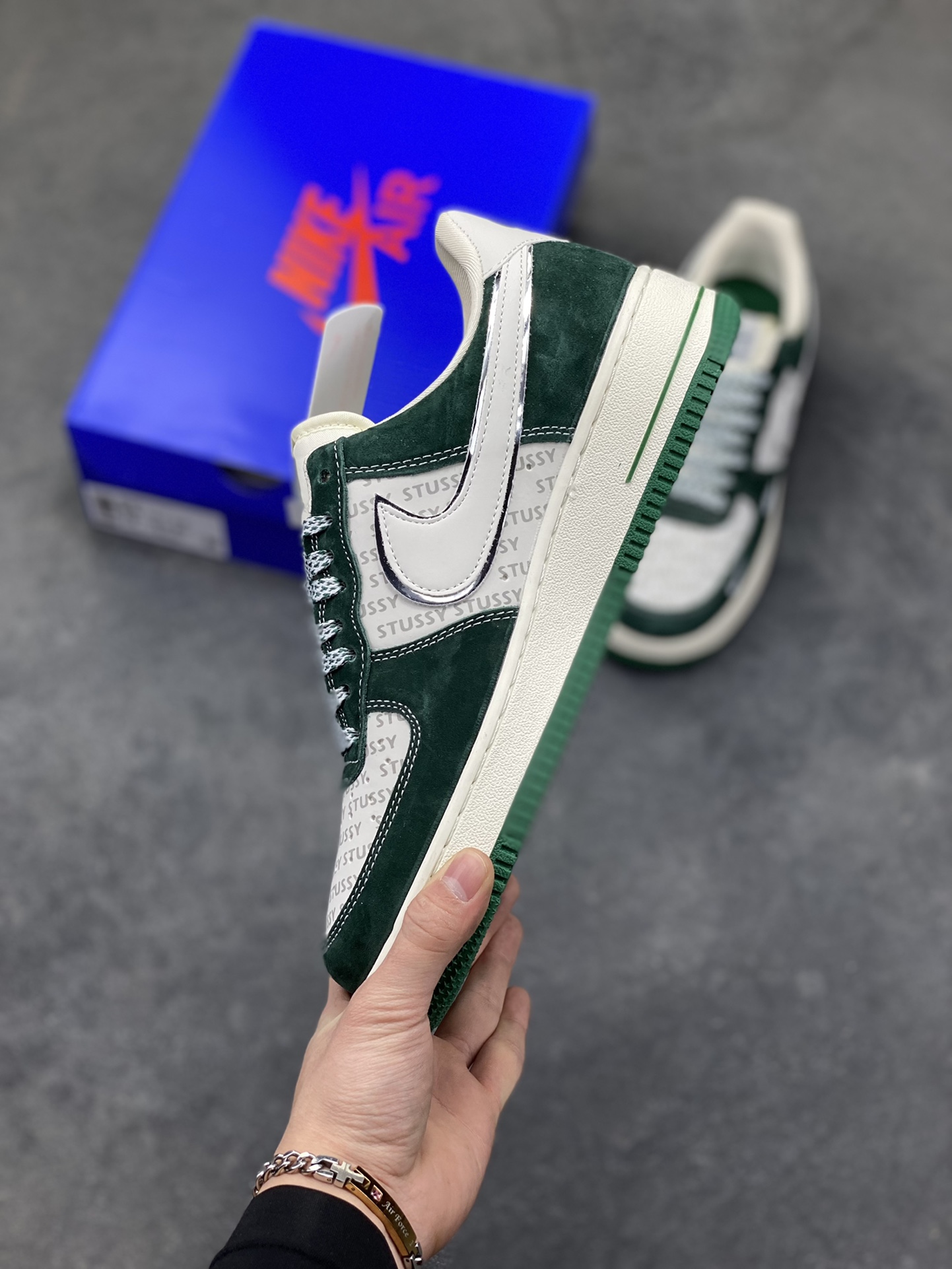 图片[3]-街头联名天花板｜Nike Air Force 1 Low x Stüssy 墨绿款潮范拉满！当Nike经典空军一号遇上街头潮牌Stüssy，这双SY1388-023联名款直接把美式街头风焊在脚下，成为潮流圈的新晋“宝藏鞋款”！ 鞋身以墨绿麂皮为主调，质感细腻又自带复古腔调，鞋头与鞋侧拼接印有Stüssy标志性字母的印花材质，潮牌基因直接拉满；鞋侧的Nike Swoosh以白绿双色呼应鞋身，搭配鞋帮处的Stüssy手写体刺绣，再加上鞋带上的金属吊牌装饰，每一处细节都透着联名款的独特质感，让整双鞋的设计感与辨识度双双拉满。Air Force 1的经典气垫中底延续了舒适脚感，米白中底搭配墨绿包边，与鞋身色彩完美呼应，上脚既保证了日常穿搭的舒适度，又能轻松驾驭各种风格。不管是搭配工装裤打造硬核美式街头风，还是配休闲卫裤玩转慵懒潮范，这双鞋都能成为造型的点睛之笔，瞬间提升穿搭的潮酷指数。作为Nike与Stüssy的重磅联名款，它不仅是脚下的穿搭利器，更是街头潮流爱好者的收藏佳品，入手即解锁纯正的美式街头潮流密码！-选品中心
