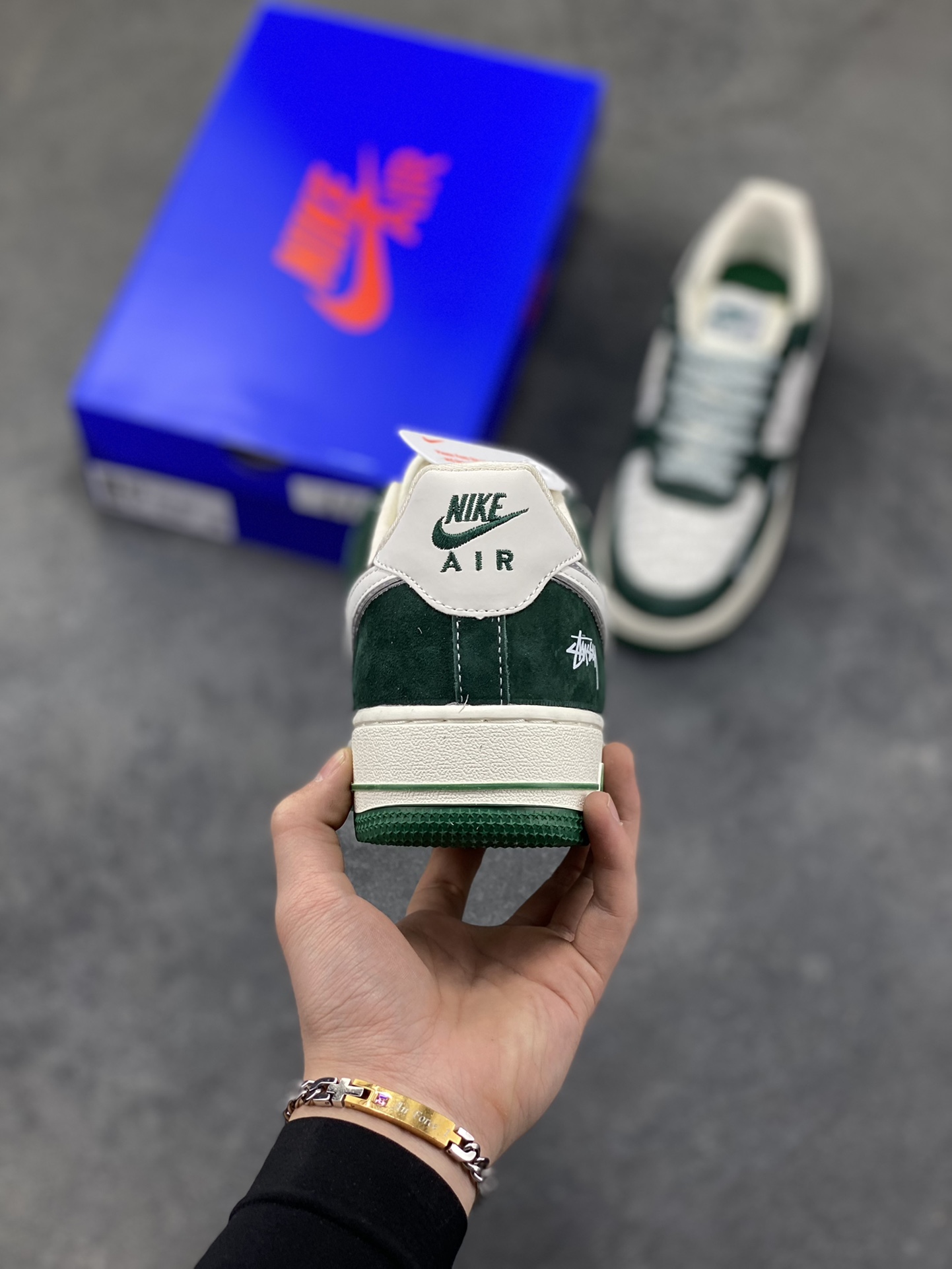 图片[4]-街头联名天花板｜Nike Air Force 1 Low x Stüssy 墨绿款潮范拉满！当Nike经典空军一号遇上街头潮牌Stüssy，这双SY1388-023联名款直接把美式街头风焊在脚下，成为潮流圈的新晋“宝藏鞋款”！ 鞋身以墨绿麂皮为主调，质感细腻又自带复古腔调，鞋头与鞋侧拼接印有Stüssy标志性字母的印花材质，潮牌基因直接拉满；鞋侧的Nike Swoosh以白绿双色呼应鞋身，搭配鞋帮处的Stüssy手写体刺绣，再加上鞋带上的金属吊牌装饰，每一处细节都透着联名款的独特质感，让整双鞋的设计感与辨识度双双拉满。Air Force 1的经典气垫中底延续了舒适脚感，米白中底搭配墨绿包边，与鞋身色彩完美呼应，上脚既保证了日常穿搭的舒适度，又能轻松驾驭各种风格。不管是搭配工装裤打造硬核美式街头风，还是配休闲卫裤玩转慵懒潮范，这双鞋都能成为造型的点睛之笔，瞬间提升穿搭的潮酷指数。作为Nike与Stüssy的重磅联名款，它不仅是脚下的穿搭利器，更是街头潮流爱好者的收藏佳品，入手即解锁纯正的美式街头潮流密码！-选品中心