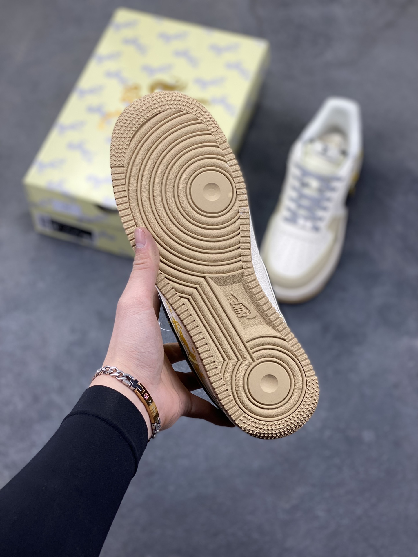 图片[5]-NIke Air Force 1 ‘07 Low “LV联名-骏马奔腾”空军一号 低帮 运动鞋 休闲鞋 折边针车 工艺难度大 原楦头原纸板 原装鞋盒 定制五金配件 内置全掌气垫 原厂鞋底 货号：ZH2598-308 尺码：36 36.5 37.5 38 38.5 39 40 40.5 41 42 42.5 43 44 44.5 45-选品中心