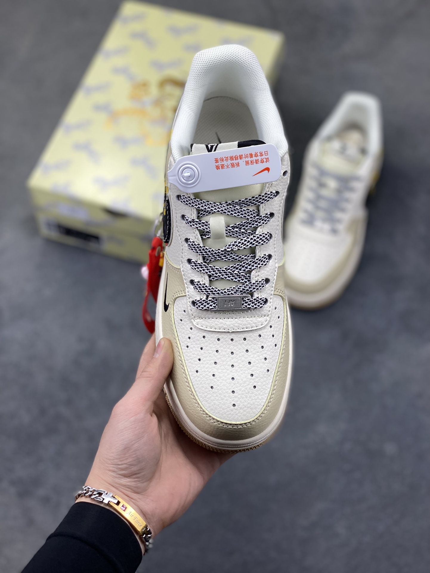 图片[2]-NIke Air Force 1 ‘07 Low “LV联名-骏马奔腾”空军一号 低帮 运动鞋 休闲鞋 折边针车 工艺难度大 原楦头原纸板 原装鞋盒 定制五金配件 内置全掌气垫 原厂鞋底 货号：ZH2598-308 尺码：36 36.5 37.5 38 38.5 39 40 40.5 41 42 42.5 43 44 44.5 45-选品中心