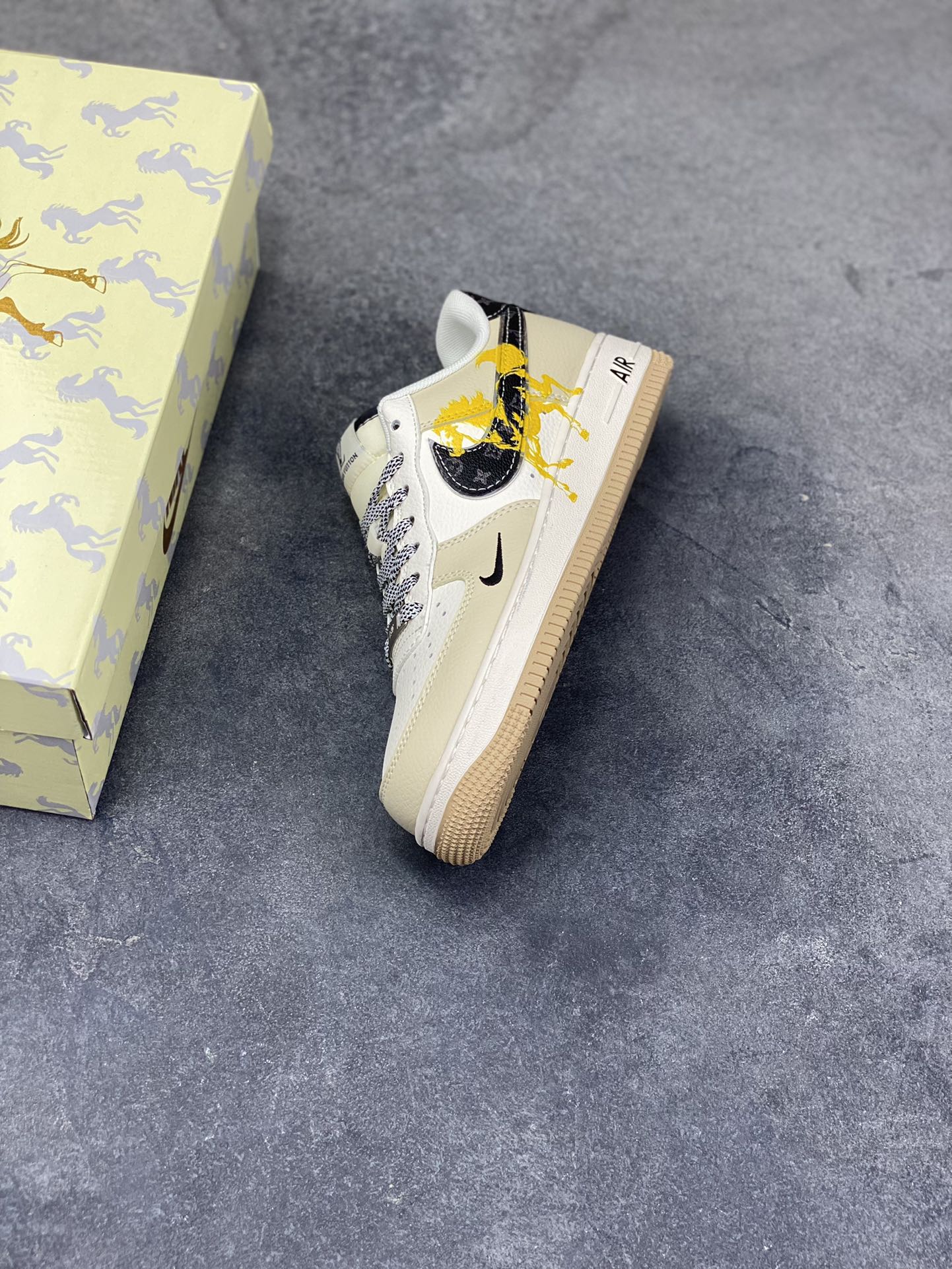 图片[7]-NIke Air Force 1 ‘07 Low “LV联名-骏马奔腾”空军一号 低帮 运动鞋 休闲鞋 折边针车 工艺难度大 原楦头原纸板 原装鞋盒 定制五金配件 内置全掌气垫 原厂鞋底 货号：ZH2598-308 尺码：36 36.5 37.5 38 38.5 39 40 40.5 41 42 42.5 43 44 44.5 45-选品中心