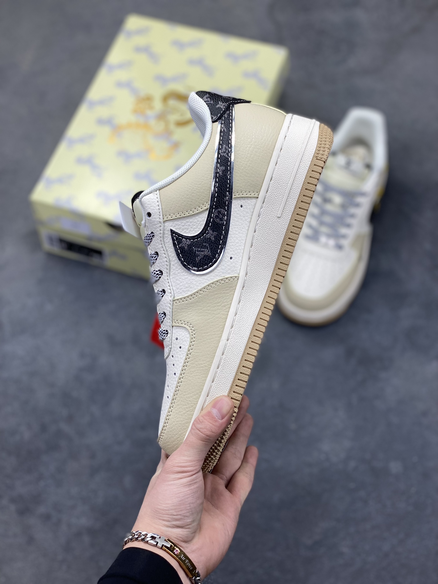 图片[3]-NIke Air Force 1 ‘07 Low “LV联名-骏马奔腾”空军一号 低帮 运动鞋 休闲鞋 折边针车 工艺难度大 原楦头原纸板 原装鞋盒 定制五金配件 内置全掌气垫 原厂鞋底 货号：ZH2598-308 尺码：36 36.5 37.5 38 38.5 39 40 40.5 41 42 42.5 43 44 44.5 45-选品中心