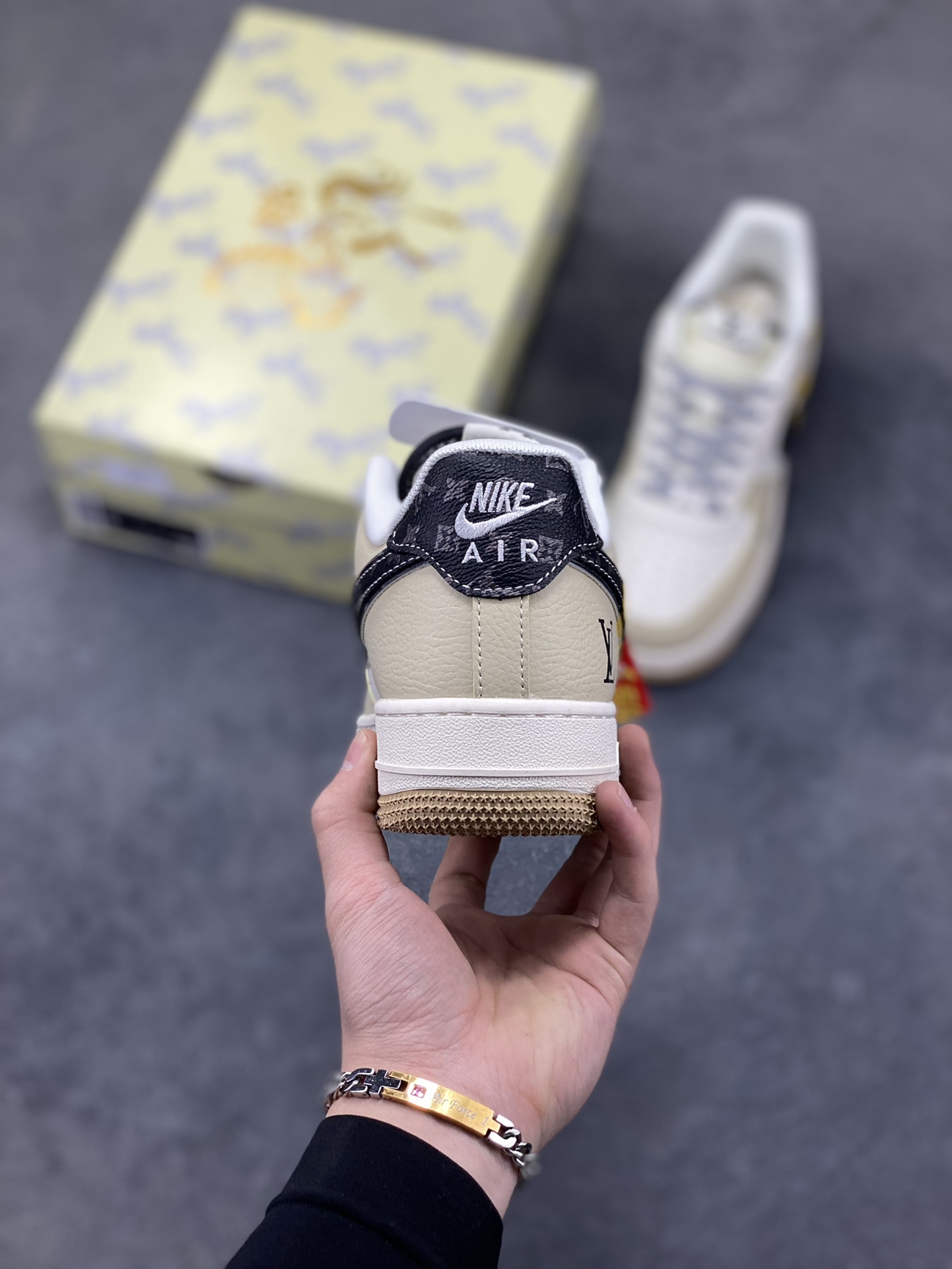 图片[4]-NIke Air Force 1 ‘07 Low “LV联名-骏马奔腾”空军一号 低帮 运动鞋 休闲鞋 折边针车 工艺难度大 原楦头原纸板 原装鞋盒 定制五金配件 内置全掌气垫 原厂鞋底 货号：ZH2598-308 尺码：36 36.5 37.5 38 38.5 39 40 40.5 41 42 42.5 43 44 44.5 45-选品中心
