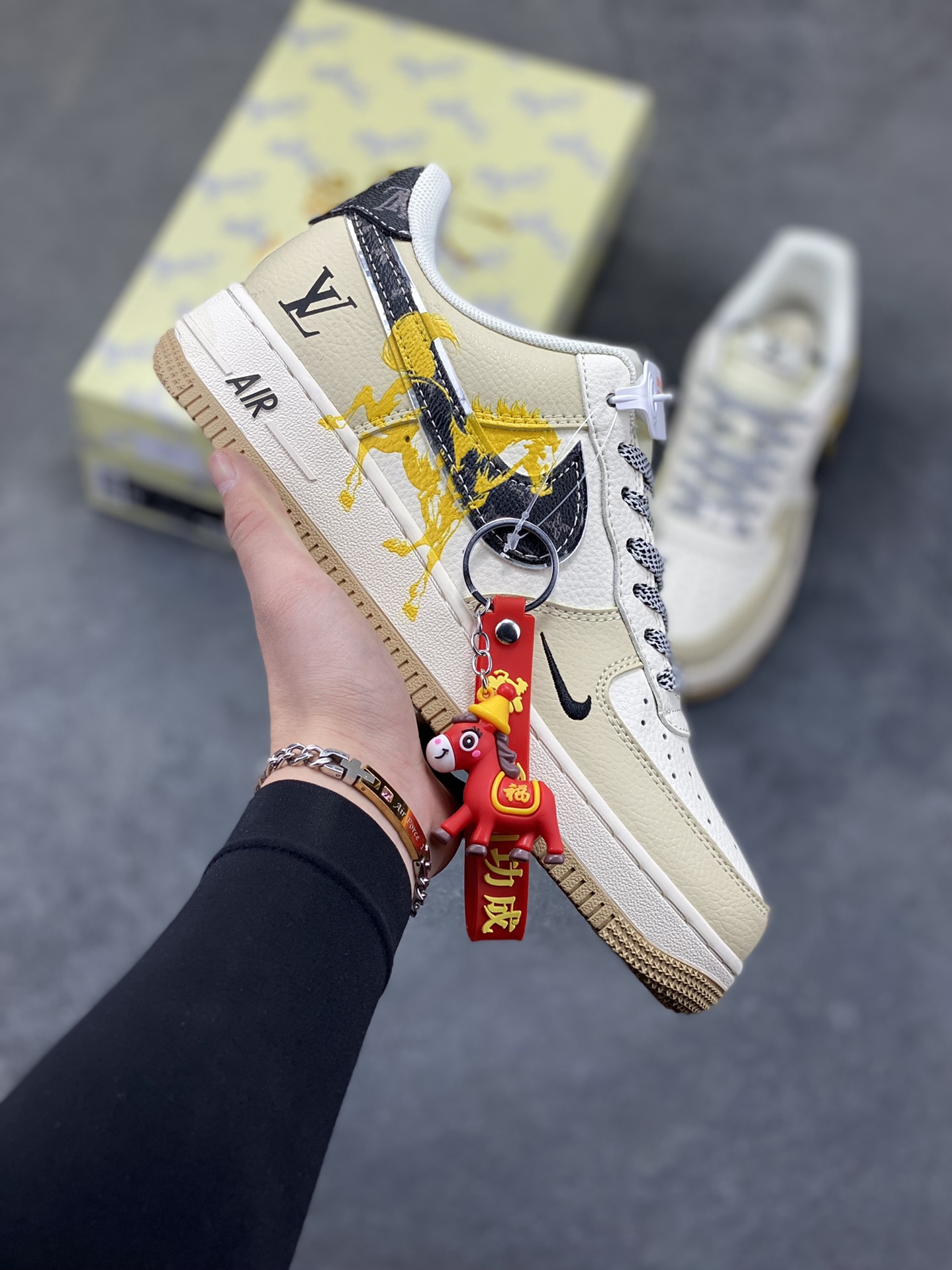 NIke Air Force 1 ‘07 Low “LV联名-骏马奔腾”空军一号 低帮 运动鞋 休闲鞋 折边针车 工艺难度大 原楦头原纸板 原装鞋盒 定制五金配件 内置全掌气垫 原厂鞋底 货号：ZH2598-308 尺码：36 36.5 37.5 38 38.5 39 40 40.5 41 42 42.5 43 44 44.5 45-选品中心