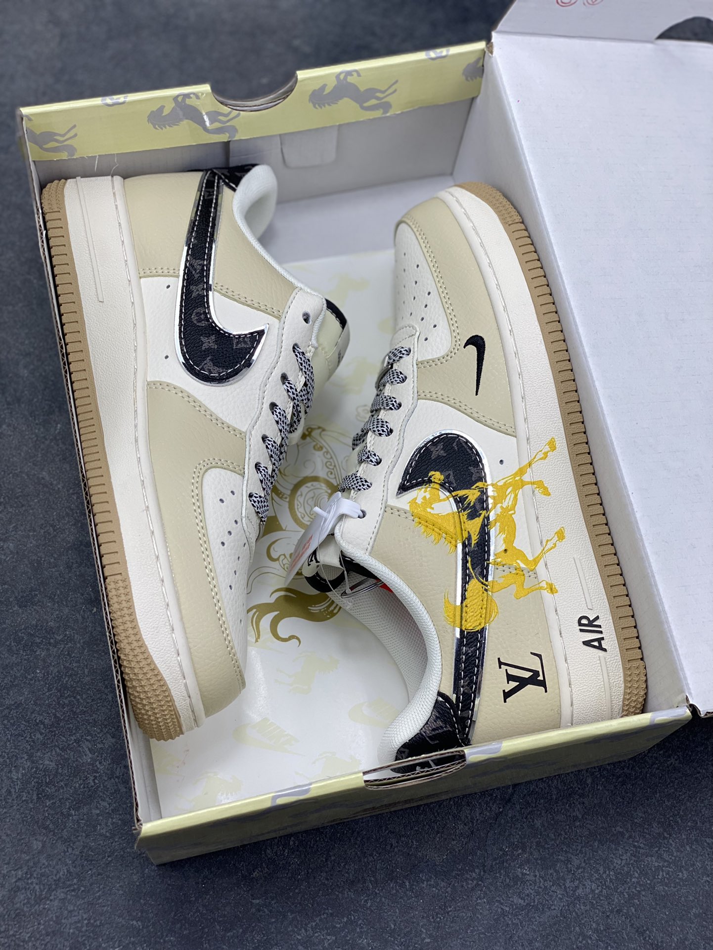 图片[9]-NIke Air Force 1 ‘07 Low “LV联名-骏马奔腾”空军一号 低帮 运动鞋 休闲鞋 折边针车 工艺难度大 原楦头原纸板 原装鞋盒 定制五金配件 内置全掌气垫 原厂鞋底 货号：ZH2598-308 尺码：36 36.5 37.5 38 38.5 39 40 40.5 41 42 42.5 43 44 44.5 45-选品中心