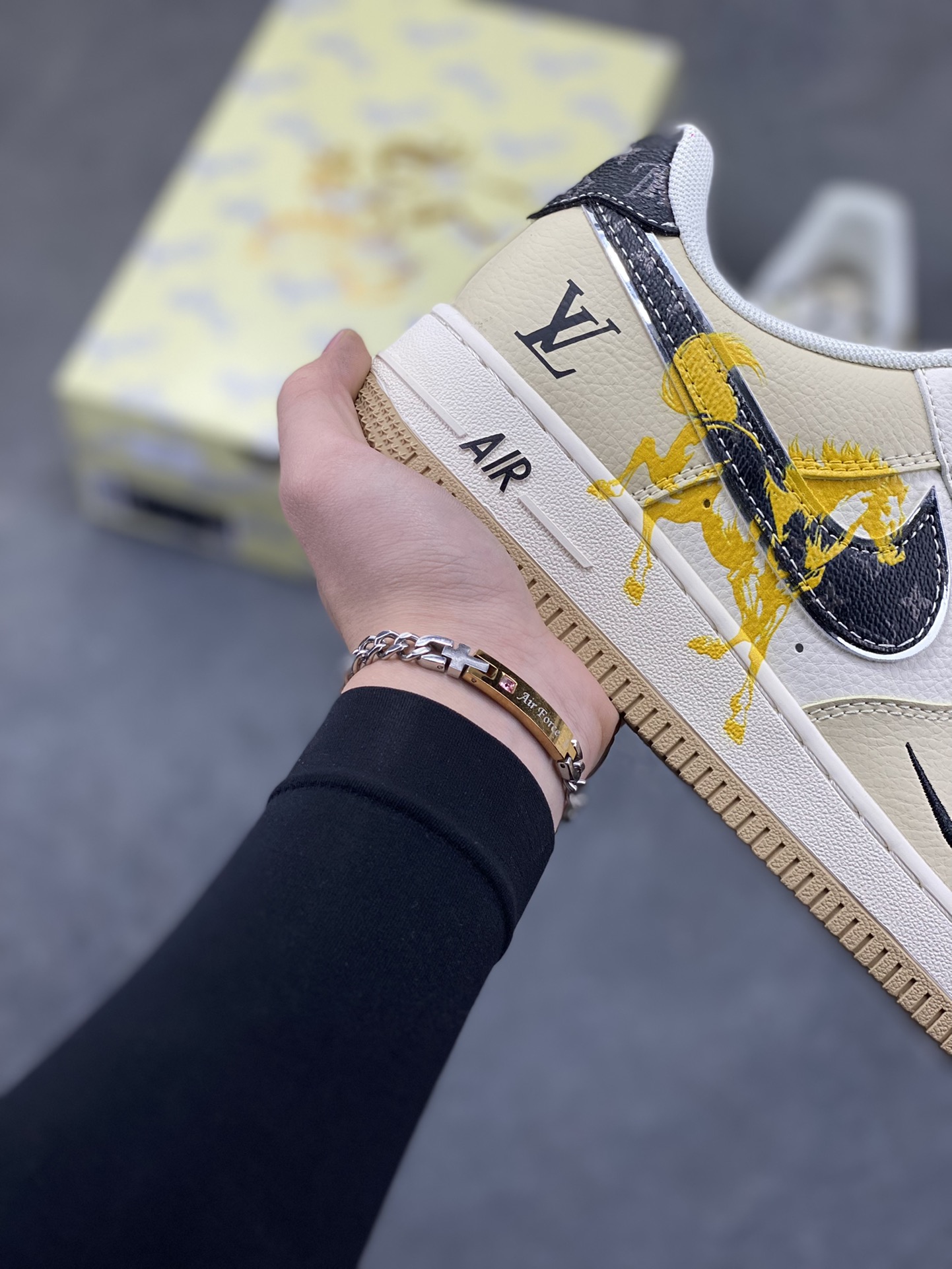 图片[6]-NIke Air Force 1 ‘07 Low “LV联名-骏马奔腾”空军一号 低帮 运动鞋 休闲鞋 折边针车 工艺难度大 原楦头原纸板 原装鞋盒 定制五金配件 内置全掌气垫 原厂鞋底 货号：ZH2598-308 尺码：36 36.5 37.5 38 38.5 39 40 40.5 41 42 42.5 43 44 44.5 45-选品中心