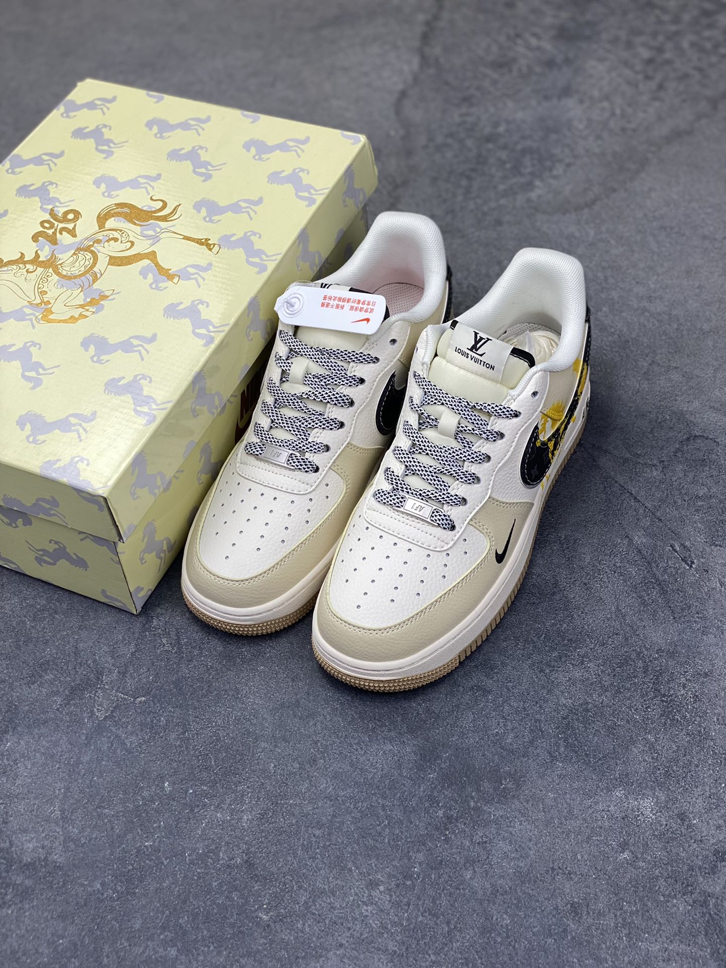 图片[8]-NIke Air Force 1 ‘07 Low “LV联名-骏马奔腾”空军一号 低帮 运动鞋 休闲鞋 折边针车 工艺难度大 原楦头原纸板 原装鞋盒 定制五金配件 内置全掌气垫 原厂鞋底 货号：ZH2598-308 尺码：36 36.5 37.5 38 38.5 39 40 40.5 41 42 42.5 43 44 44.5 45-选品中心