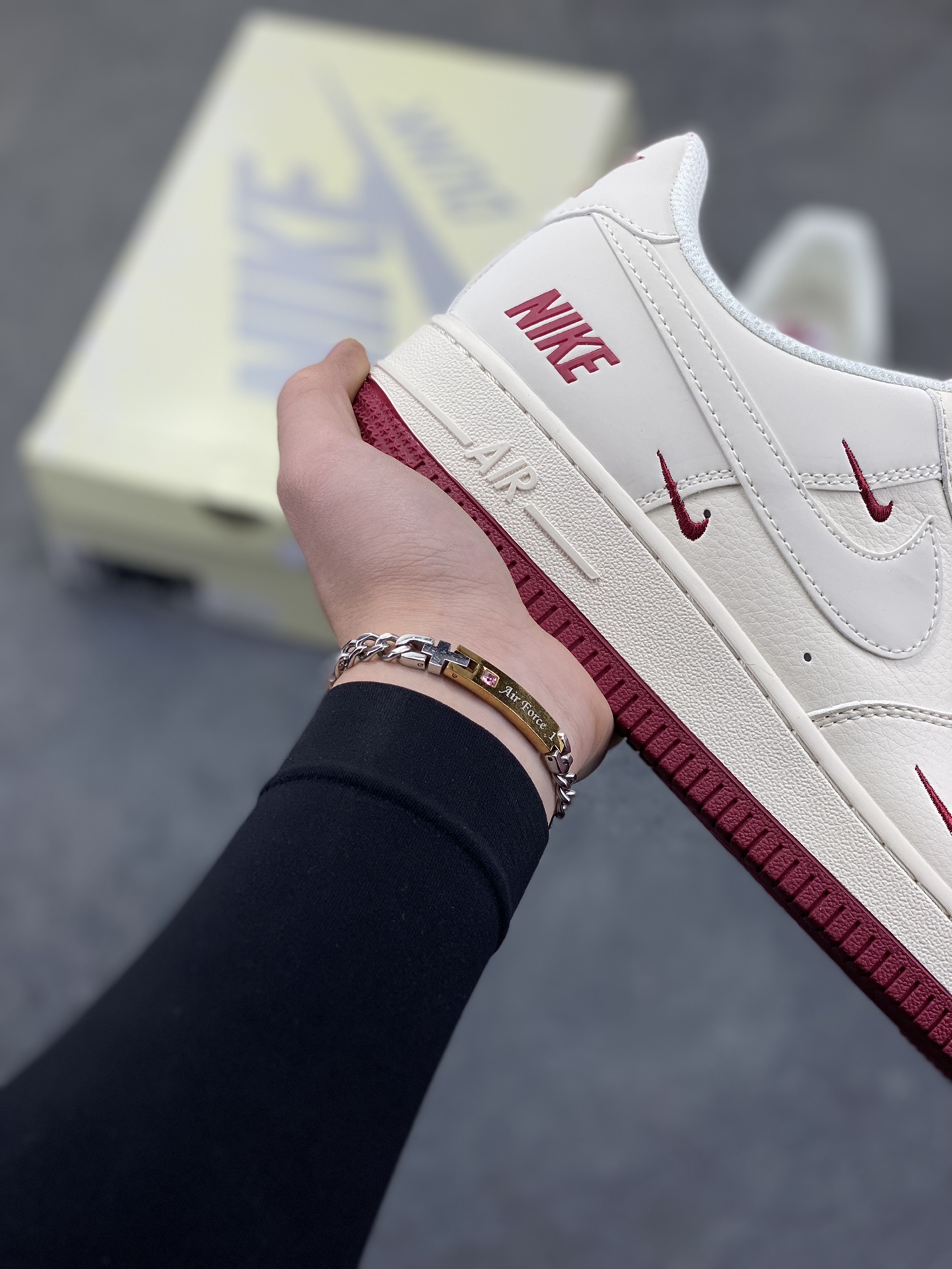 图片[6]-NIke Air Force 1 ‘07 Low “NIKE——酒红三勾”空军一号 低帮 运动鞋 休闲鞋 折边针车 工艺难度大 原楦头原纸板 原装鞋盒 定制五金配件 内置全掌气垫 原厂鞋底 货号：JP2026-106 尺码：36 36.5 37.5 38 38.5 39 40 40.5 41 42 42.5 43 44 44.5 45-选品中心