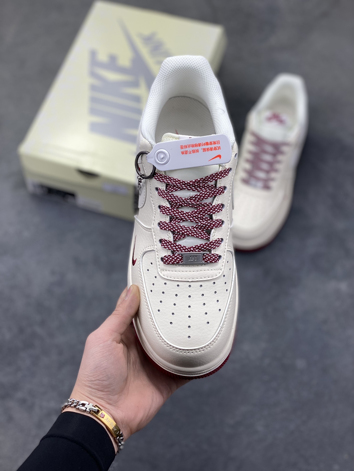 图片[2]-NIke Air Force 1 ‘07 Low “NIKE——酒红三勾”空军一号 低帮 运动鞋 休闲鞋 折边针车 工艺难度大 原楦头原纸板 原装鞋盒 定制五金配件 内置全掌气垫 原厂鞋底 货号：JP2026-106 尺码：36 36.5 37.5 38 38.5 39 40 40.5 41 42 42.5 43 44 44.5 45-选品中心