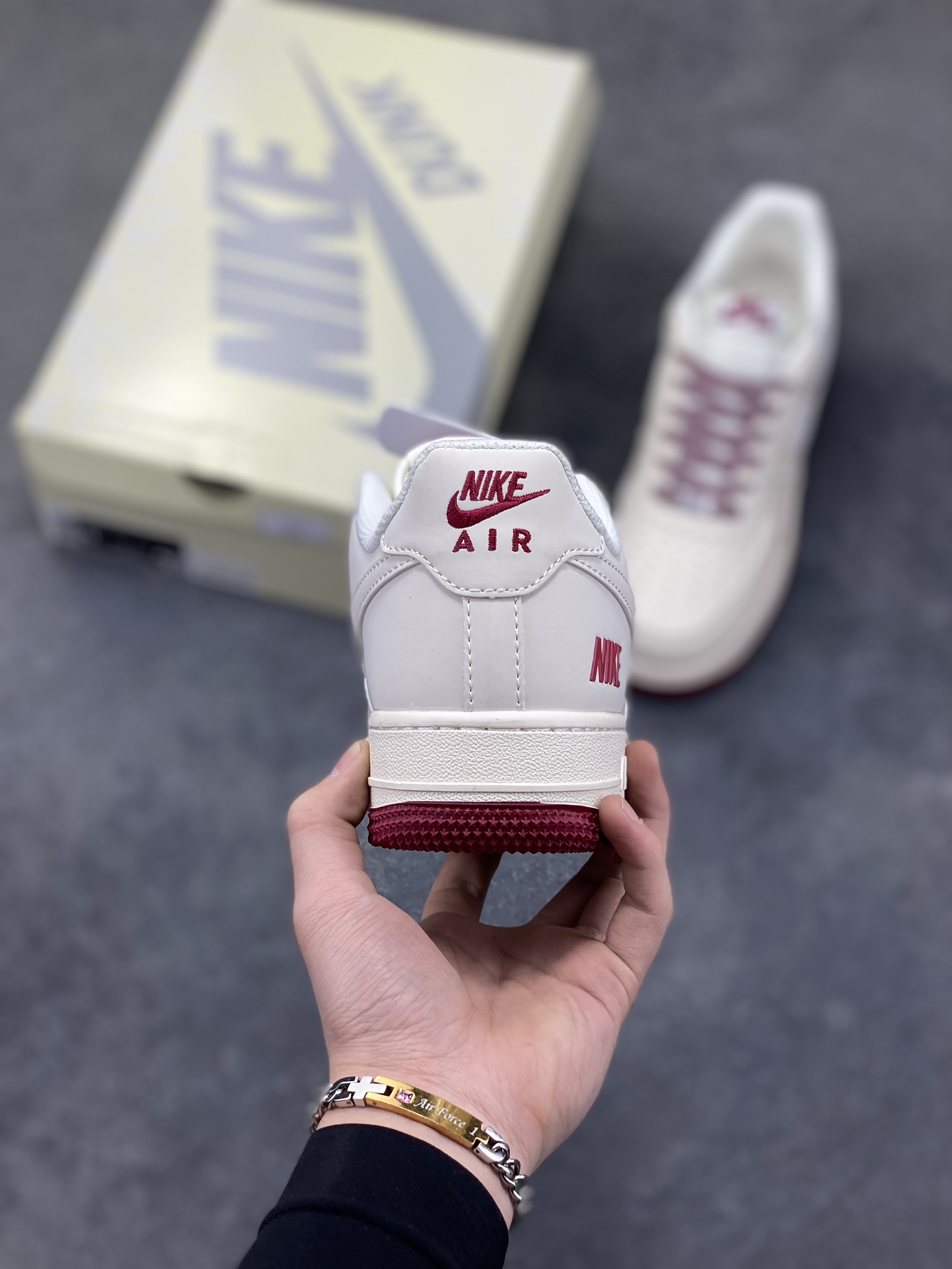 图片[4]-NIke Air Force 1 ‘07 Low “NIKE——酒红三勾”空军一号 低帮 运动鞋 休闲鞋 折边针车 工艺难度大 原楦头原纸板 原装鞋盒 定制五金配件 内置全掌气垫 原厂鞋底 货号：JP2026-106 尺码：36 36.5 37.5 38 38.5 39 40 40.5 41 42 42.5 43 44 44.5 45-选品中心