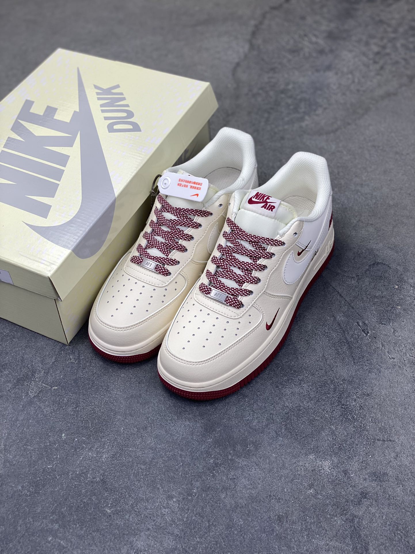 图片[8]-NIke Air Force 1 ‘07 Low “NIKE——酒红三勾”空军一号 低帮 运动鞋 休闲鞋 折边针车 工艺难度大 原楦头原纸板 原装鞋盒 定制五金配件 内置全掌气垫 原厂鞋底 货号：JP2026-106 尺码：36 36.5 37.5 38 38.5 39 40 40.5 41 42 42.5 43 44 44.5 45-选品中心