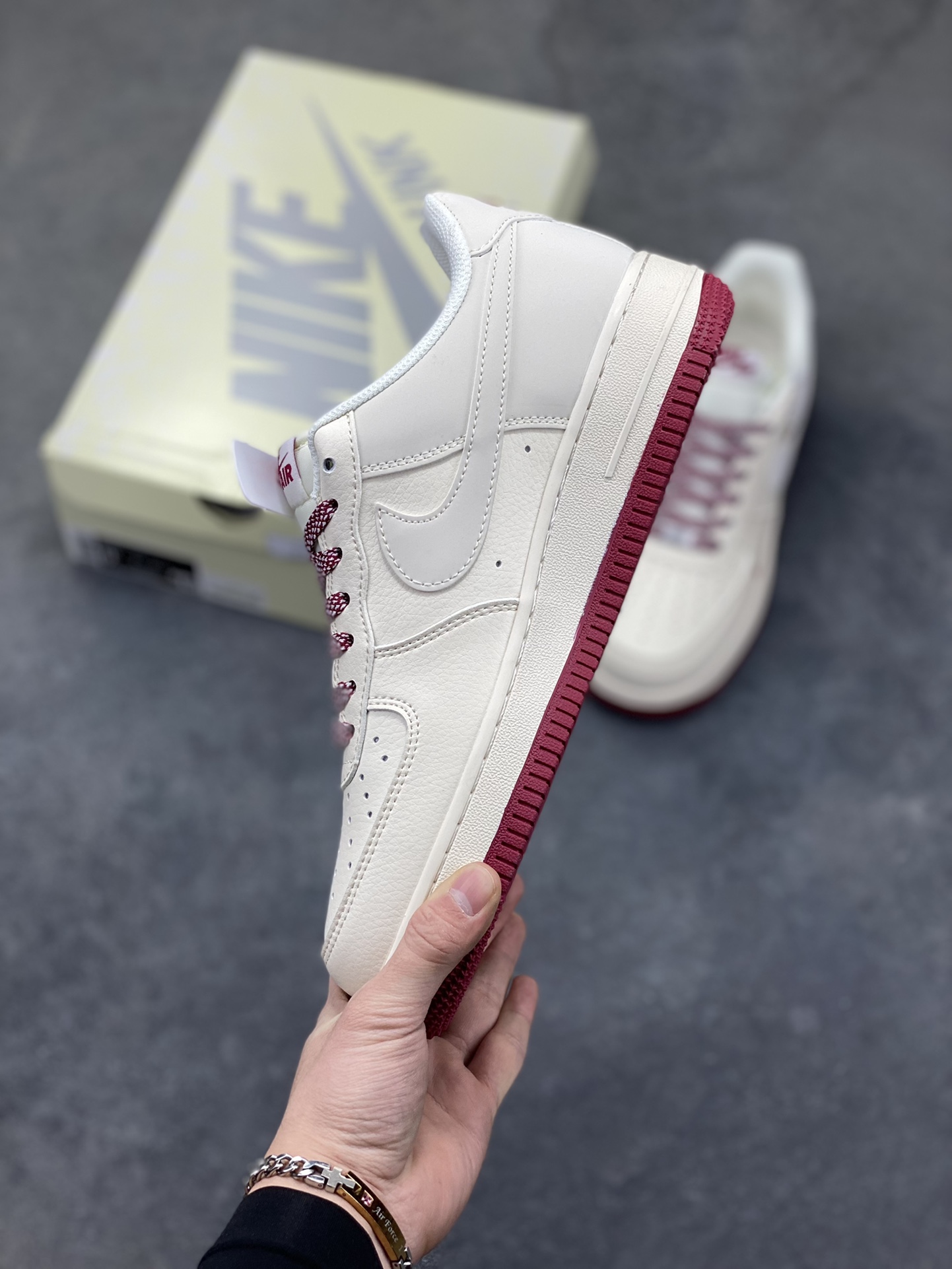 图片[3]-NIke Air Force 1 ‘07 Low “NIKE——酒红三勾”空军一号 低帮 运动鞋 休闲鞋 折边针车 工艺难度大 原楦头原纸板 原装鞋盒 定制五金配件 内置全掌气垫 原厂鞋底 货号：JP2026-106 尺码：36 36.5 37.5 38 38.5 39 40 40.5 41 42 42.5 43 44 44.5 45-选品中心