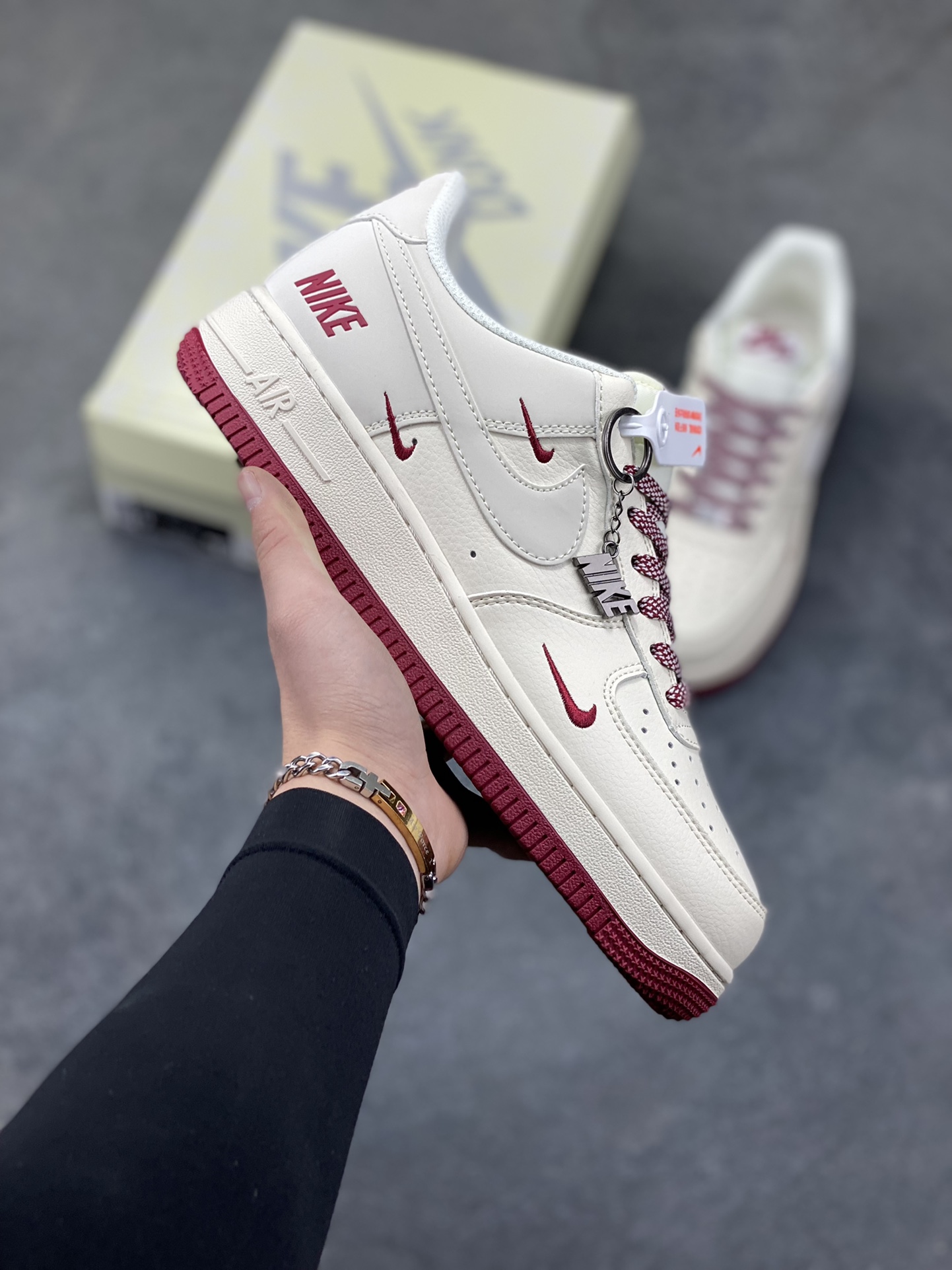 NIke Air Force 1 ‘07 Low “NIKE——酒红三勾”空军一号 低帮 运动鞋 休闲鞋 折边针车 工艺难度大 原楦头原纸板 原装鞋盒 定制五金配件 内置全掌气垫 原厂鞋底 货号：JP2026-106 尺码：36 36.5 37.5 38 38.5 39 40 40.5 41 42 42.5 43 44 44.5 45-选品中心