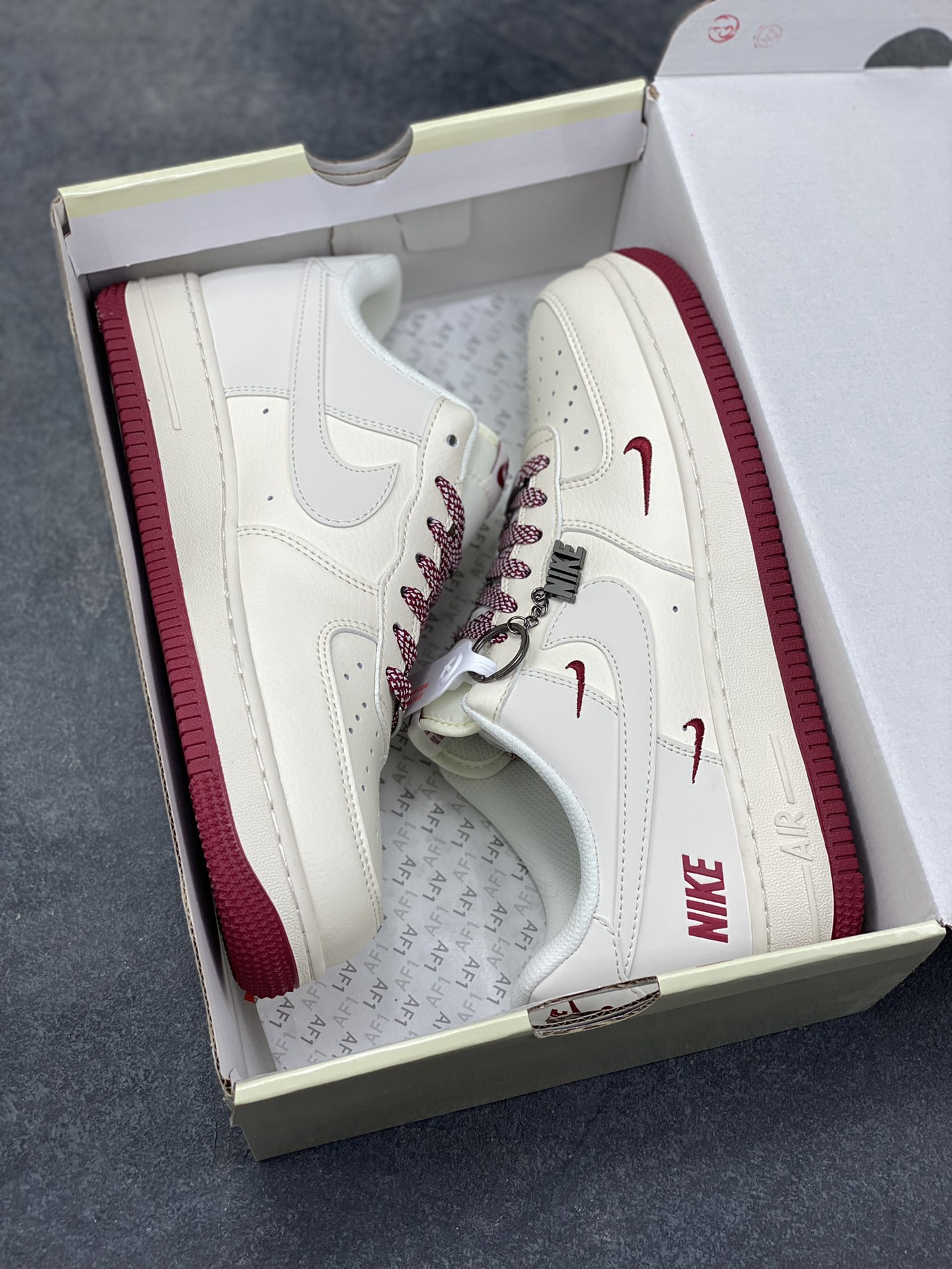 图片[9]-NIke Air Force 1 ‘07 Low “NIKE——酒红三勾”空军一号 低帮 运动鞋 休闲鞋 折边针车 工艺难度大 原楦头原纸板 原装鞋盒 定制五金配件 内置全掌气垫 原厂鞋底 货号：JP2026-106 尺码：36 36.5 37.5 38 38.5 39 40 40.5 41 42 42.5 43 44 44.5 45-选品中心