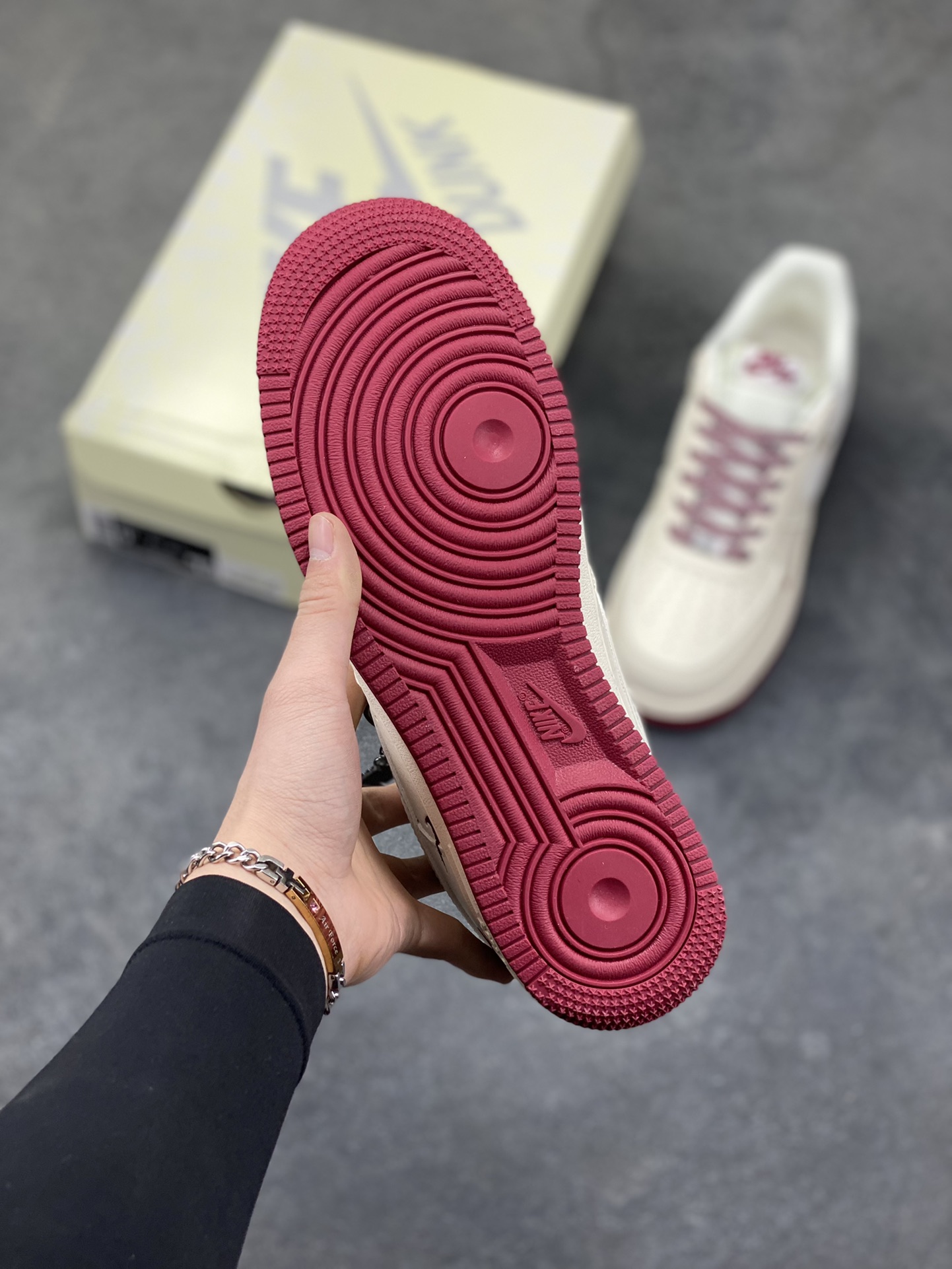 图片[5]-NIke Air Force 1 ‘07 Low “NIKE——酒红三勾”空军一号 低帮 运动鞋 休闲鞋 折边针车 工艺难度大 原楦头原纸板 原装鞋盒 定制五金配件 内置全掌气垫 原厂鞋底 货号：JP2026-106 尺码：36 36.5 37.5 38 38.5 39 40 40.5 41 42 42.5 43 44 44.5 45-选品中心