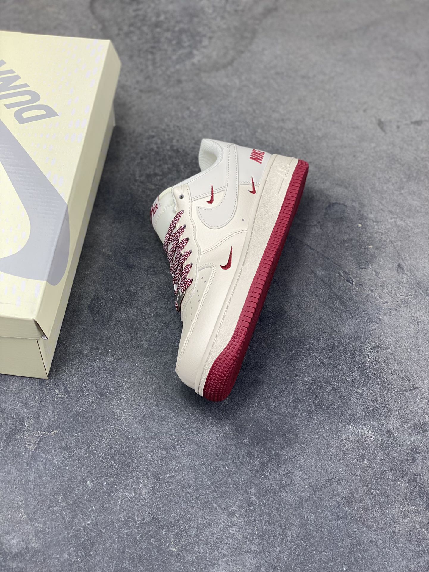 图片[7]-NIke Air Force 1 ‘07 Low “NIKE——酒红三勾”空军一号 低帮 运动鞋 休闲鞋 折边针车 工艺难度大 原楦头原纸板 原装鞋盒 定制五金配件 内置全掌气垫 原厂鞋底 货号：JP2026-106 尺码：36 36.5 37.5 38 38.5 39 40 40.5 41 42 42.5 43 44 44.5 45-选品中心