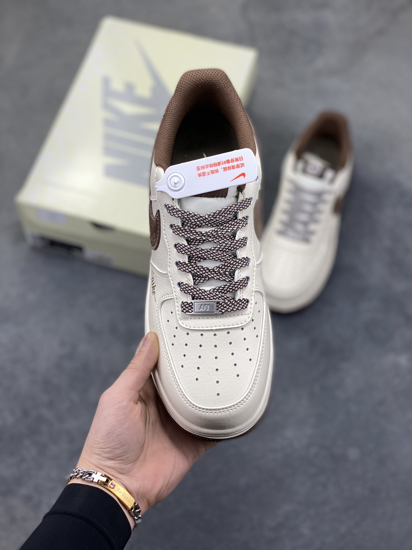 图片[2]-高端定制Nike Air Force 1 ‘07 Low “鬼脸联名——白棕麂皮” 高端定制 低帮休闲板鞋 定制鞋盒 大厂纯原品质出货 超高清洁度 皮料切割干净无任何毛边 细节完美 货号：XD9314-614 尺码：36 36.5 37.5 38 38.5 39 40 40.5 41 42 42.5 43 44 44.5 45-选品中心