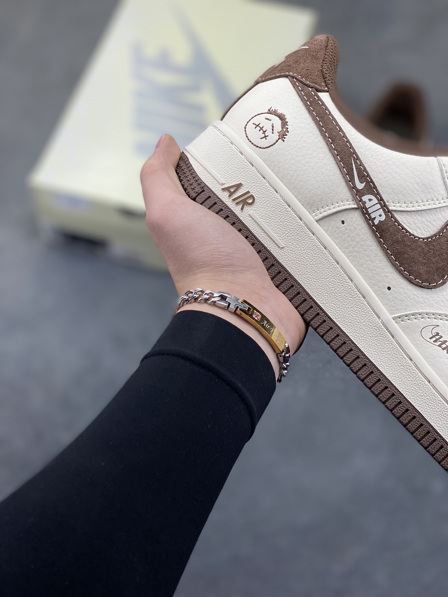 图片[6]-高端定制Nike Air Force 1 ‘07 Low “鬼脸联名——白棕麂皮” 高端定制 低帮休闲板鞋 定制鞋盒 大厂纯原品质出货 超高清洁度 皮料切割干净无任何毛边 细节完美 货号：XD9314-614 尺码：36 36.5 37.5 38 38.5 39 40 40.5 41 42 42.5 43 44 44.5 45-选品中心