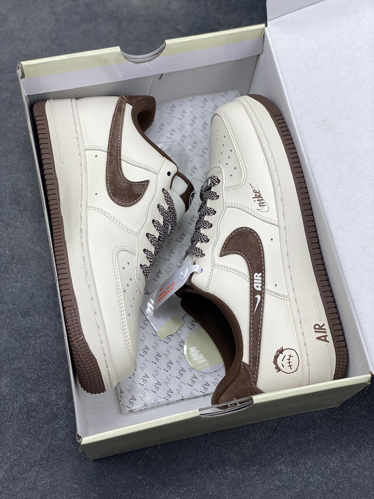 图片[9]-高端定制Nike Air Force 1 ‘07 Low “鬼脸联名——白棕麂皮” 高端定制 低帮休闲板鞋 定制鞋盒 大厂纯原品质出货 超高清洁度 皮料切割干净无任何毛边 细节完美 货号：XD9314-614 尺码：36 36.5 37.5 38 38.5 39 40 40.5 41 42 42.5 43 44 44.5 45-选品中心
