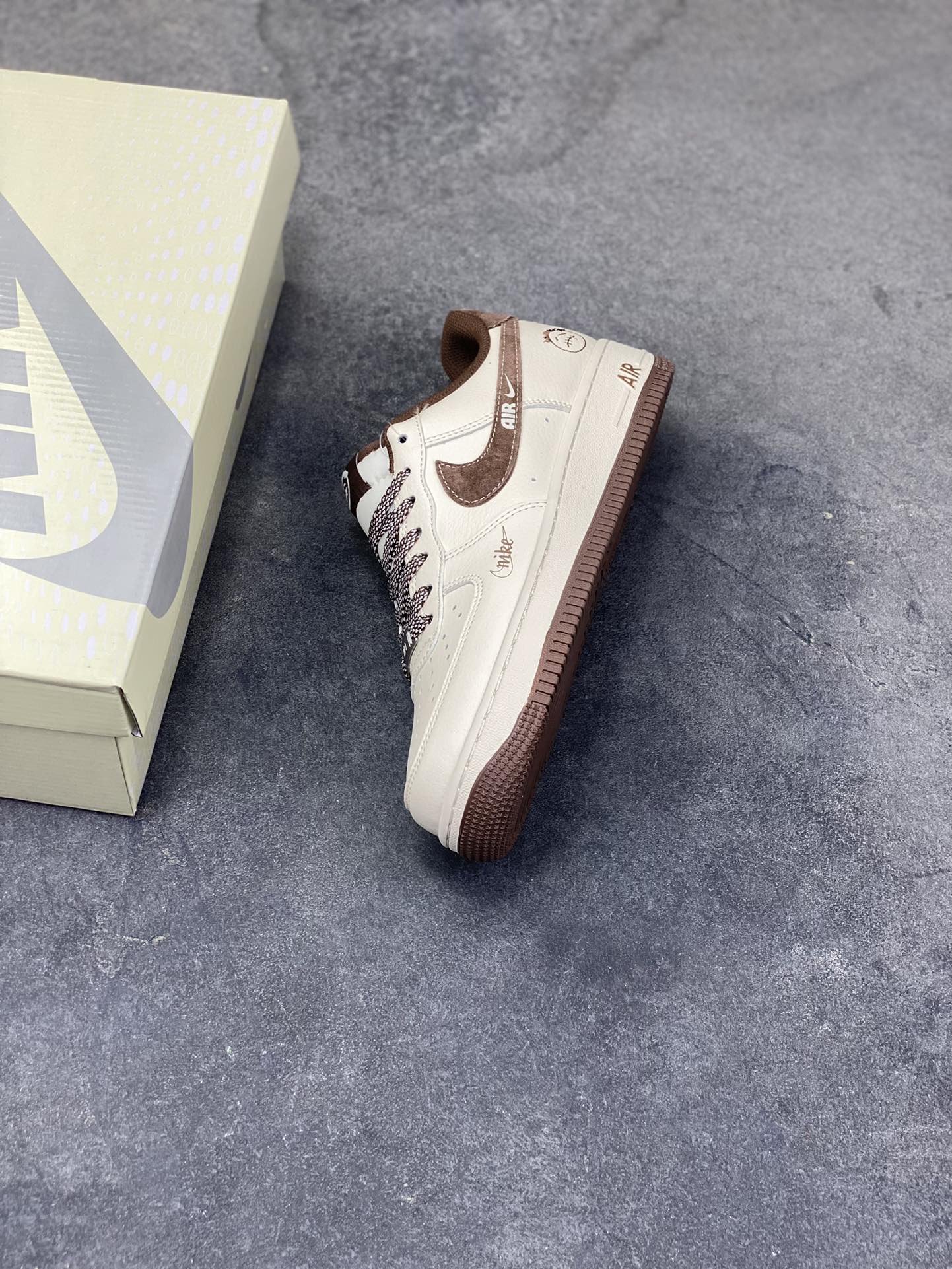 图片[7]-高端定制Nike Air Force 1 ‘07 Low “鬼脸联名——白棕麂皮” 高端定制 低帮休闲板鞋 定制鞋盒 大厂纯原品质出货 超高清洁度 皮料切割干净无任何毛边 细节完美 货号：XD9314-614 尺码：36 36.5 37.5 38 38.5 39 40 40.5 41 42 42.5 43 44 44.5 45-选品中心