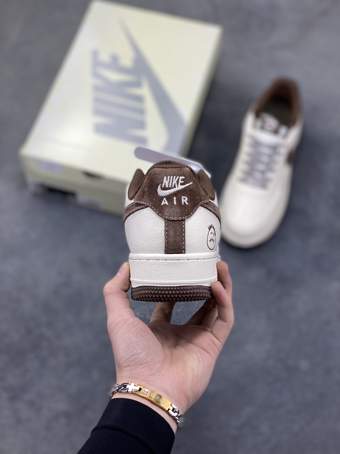 图片[4]-高端定制Nike Air Force 1 ‘07 Low “鬼脸联名——白棕麂皮” 高端定制 低帮休闲板鞋 定制鞋盒 大厂纯原品质出货 超高清洁度 皮料切割干净无任何毛边 细节完美 货号：XD9314-614 尺码：36 36.5 37.5 38 38.5 39 40 40.5 41 42 42.5 43 44 44.5 45-选品中心