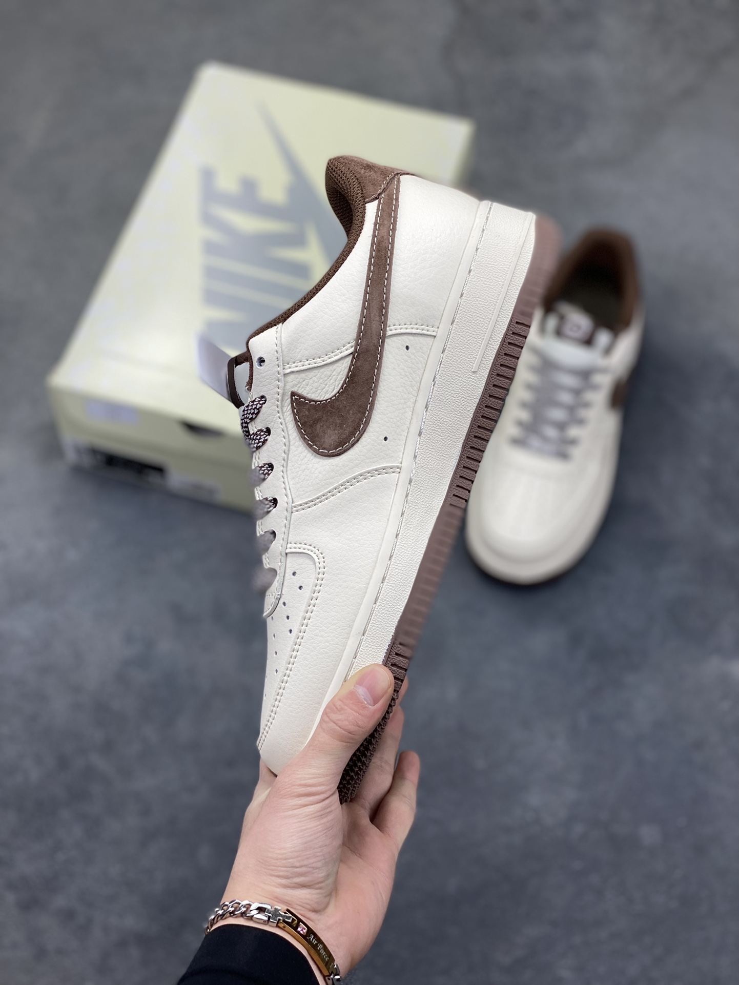 图片[3]-高端定制Nike Air Force 1 ‘07 Low “鬼脸联名——白棕麂皮” 高端定制 低帮休闲板鞋 定制鞋盒 大厂纯原品质出货 超高清洁度 皮料切割干净无任何毛边 细节完美 货号：XD9314-614 尺码：36 36.5 37.5 38 38.5 39 40 40.5 41 42 42.5 43 44 44.5 45-选品中心